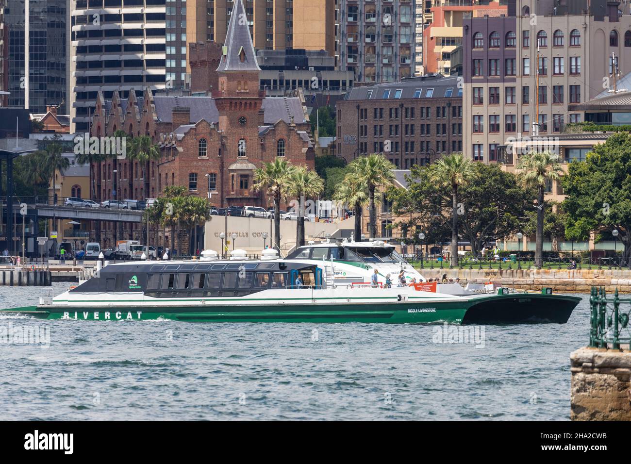 MV Nicole Livingstone Sydney ferry un ferry de classe Rivercat passe par le quartier Rocks du centre-ville de Sydney en décembre 2021, les passagers portant un masque facial Banque D'Images
