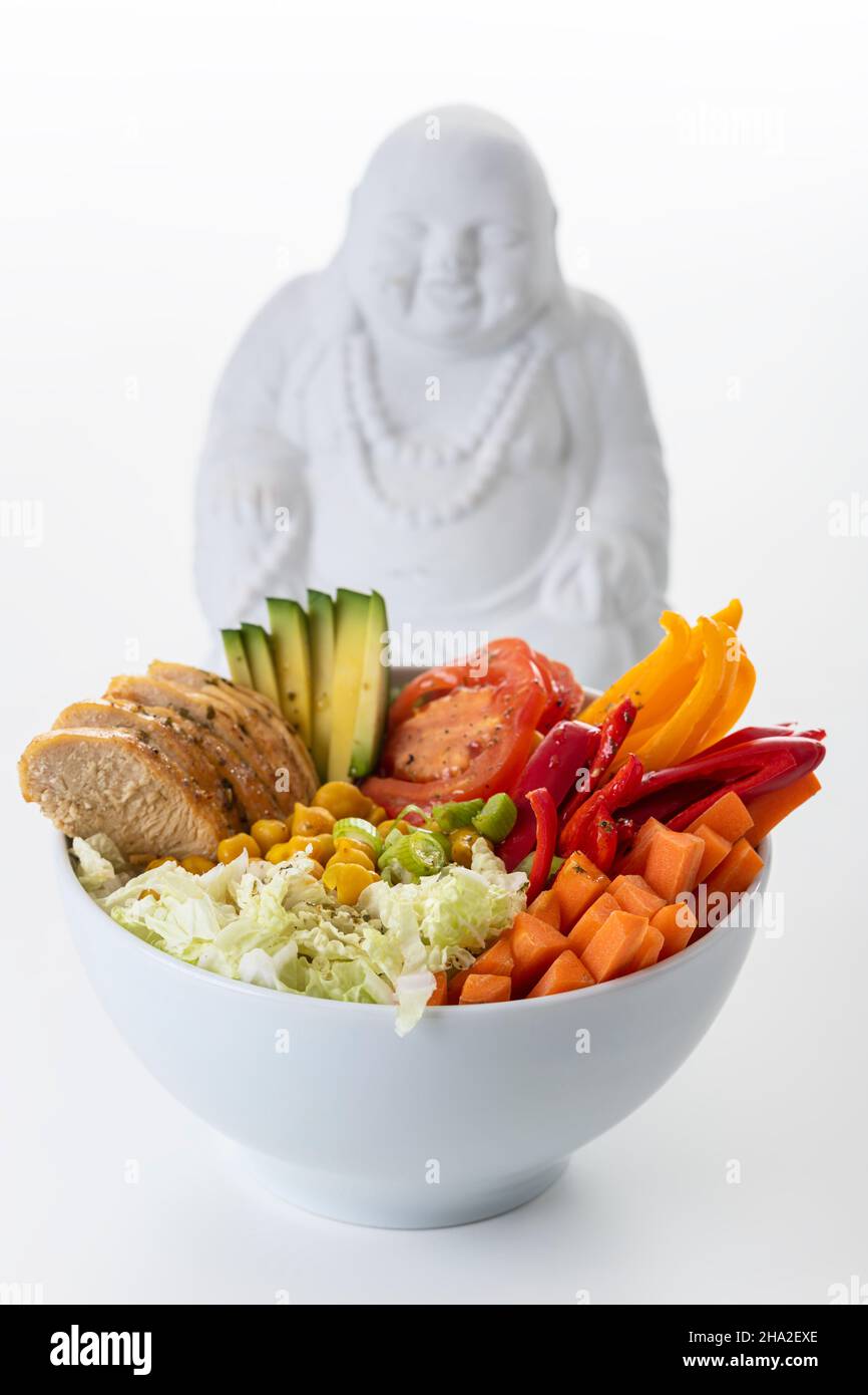 Bol bouddha avec du poulet on white Banque D'Images