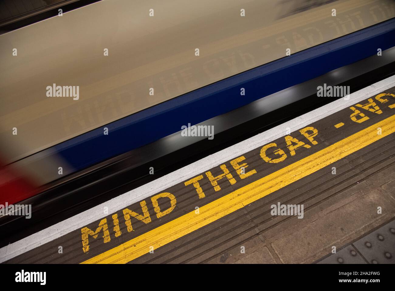 Attention à l'écart.Vue intérieure du métro de Londres o Londres.Le réseau de Londres est le plus ancien chemin de fer souterrain du monde, datant de 1863. Banque D'Images