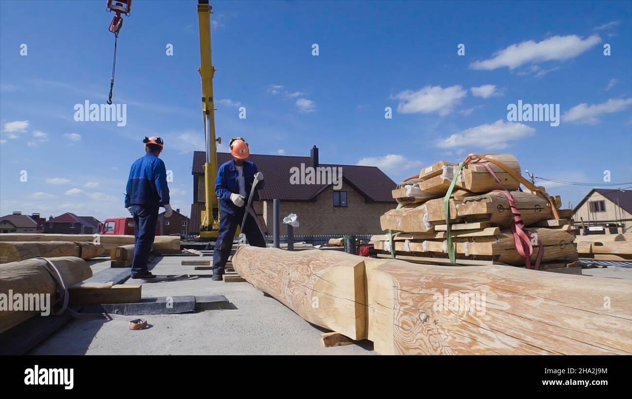 Ouvriers de la construction en uniforme de sécurité de chantier.Attache ...