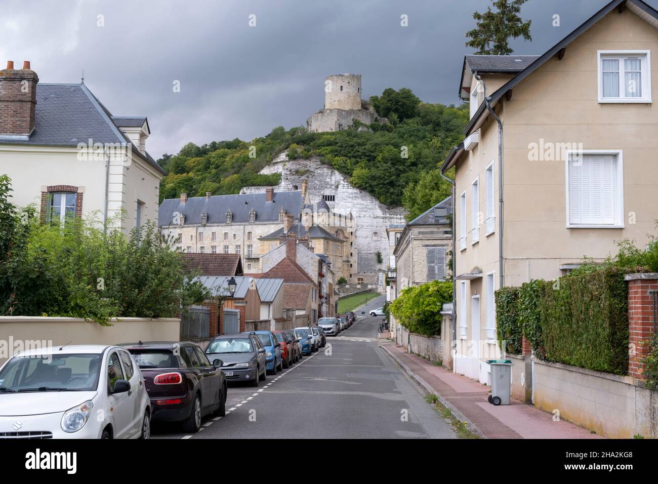 La Roche-Guyon (nord de la France) : façade de maisons dans une rue du village marquée l'un des plus beaux villages de France (étiquette française "PLU Banque D'Images