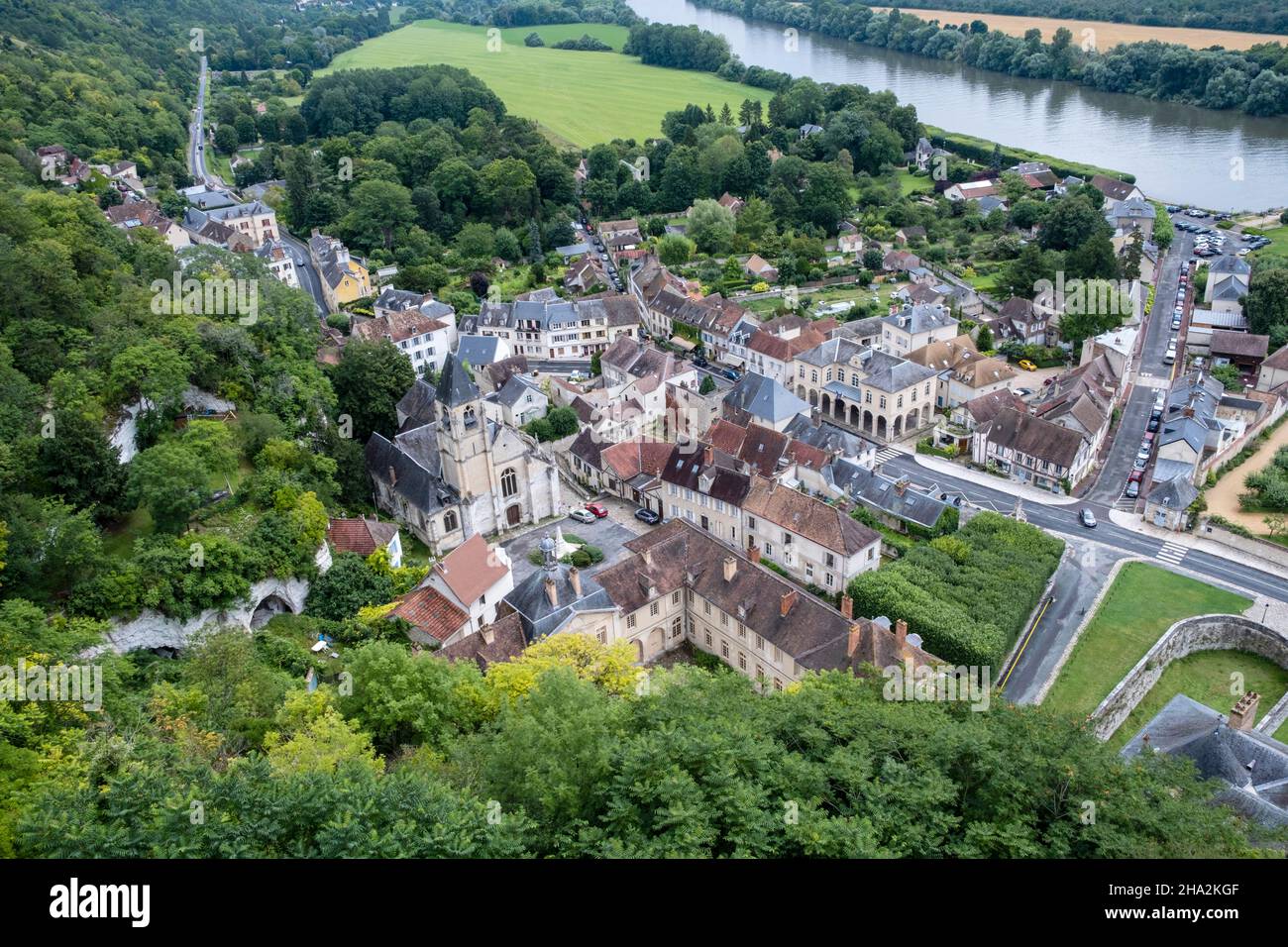 La Roche-Guyon (nord de la France) : vue d'ensemble du village marqué l'un des plus beaux villages de France (label français "plus Beaux villages de Banque D'Images