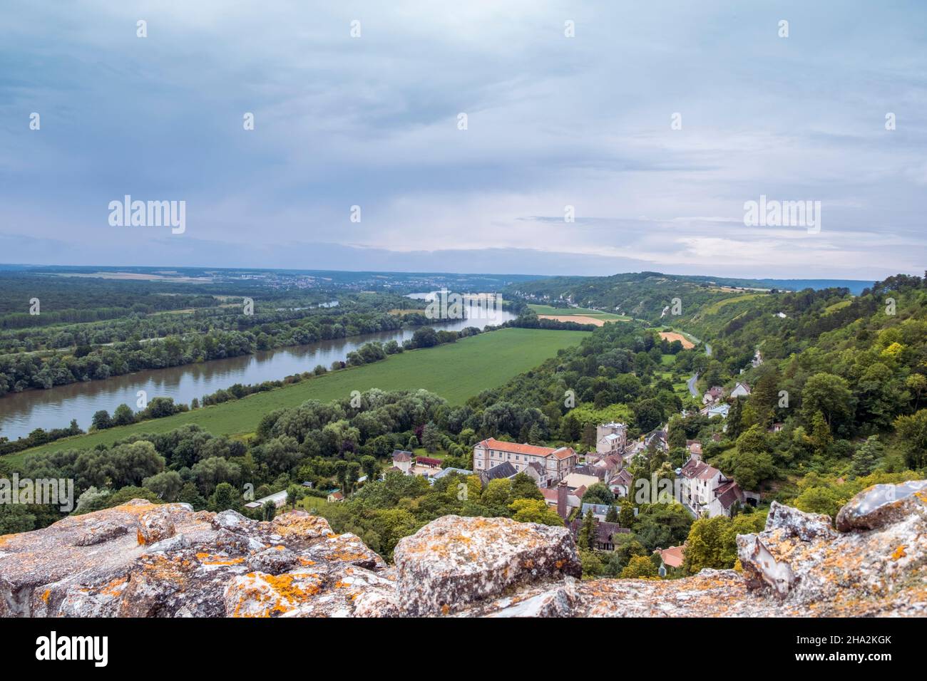 La Roche-Guyon (nord de la France) : vue d'ensemble du village marqué l'un des plus beaux villages de France (label français "plus Beaux villages de Banque D'Images