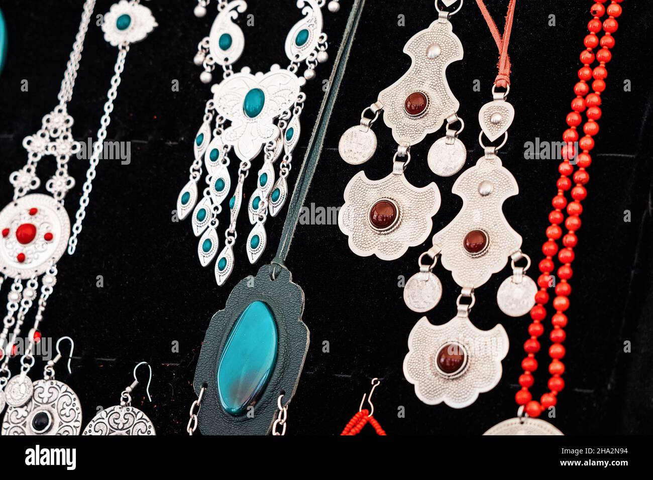 Boutique de bijoux Garnet avec colliers et boucles d'oreilles folkloriques  vintage et rétro Photo Stock - Alamy