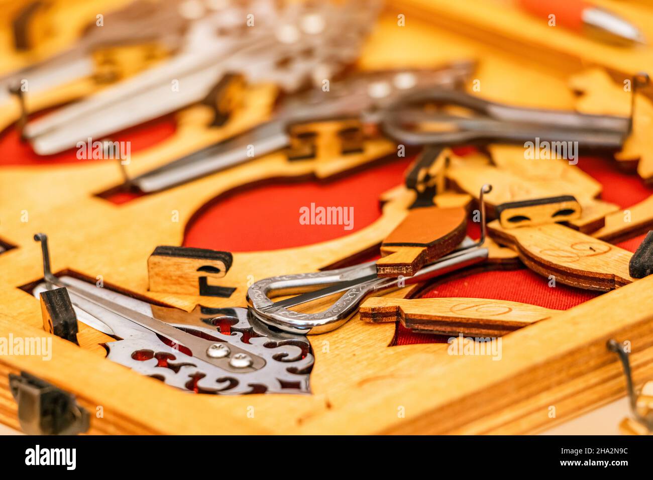 Des instruments de musique traditionnels nationaux faits main harpe et Jew harpe sont en vente sur le marché Banque D'Images