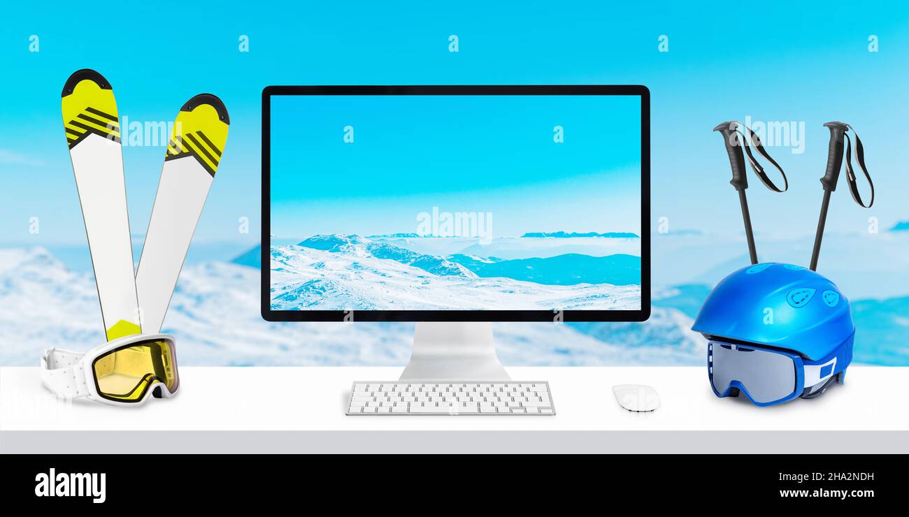Montains sur l'écran d'ordinateur et le concept d'arrière-plan.Composition pour le ski d'hiver avec skis, lunettes, bâtons, casque sur le bureau Banque D'Images