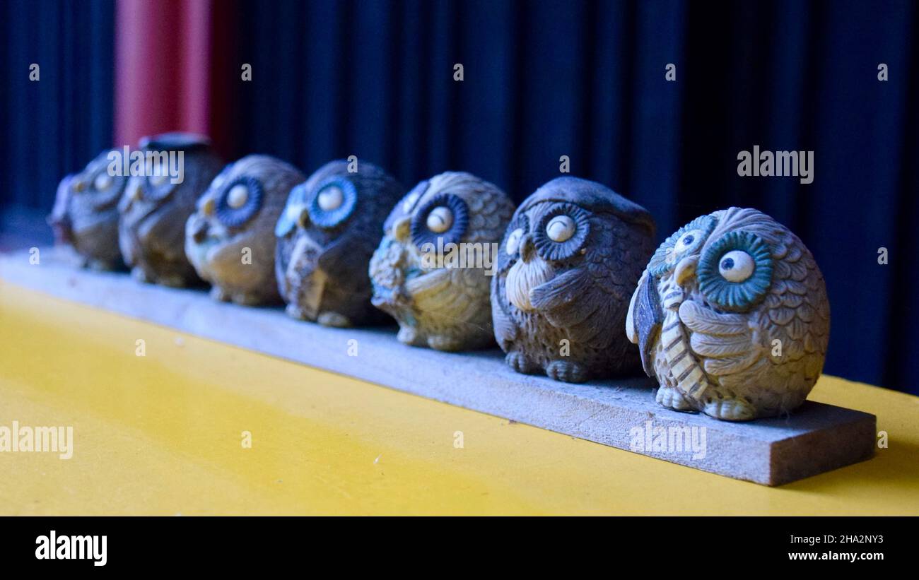 Statues de chouettes dans un temple Banque D'Images