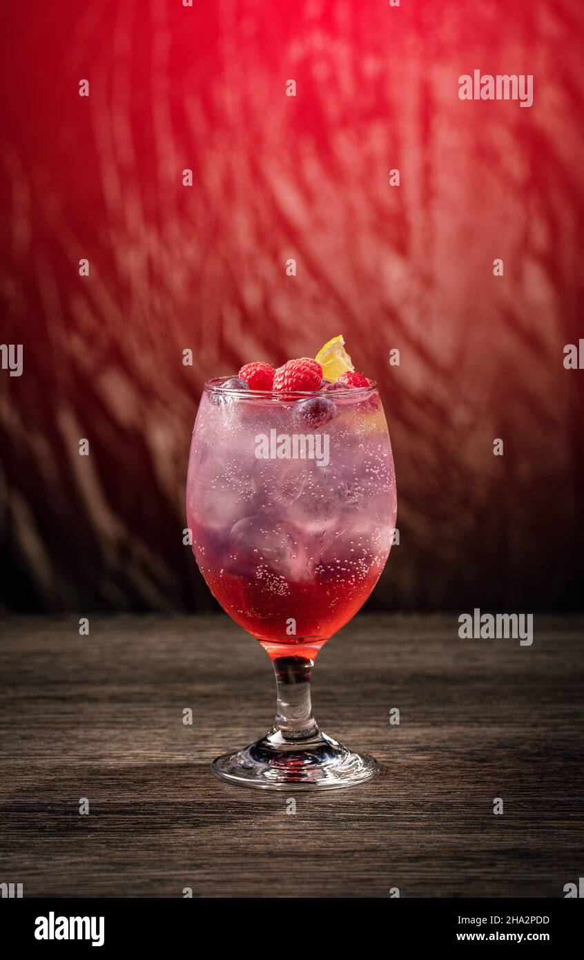 Boissons non alcoolisées, boissons saines.Verres rafraîchissants d'été buvez de la framboise au citron vert Banque D'Images