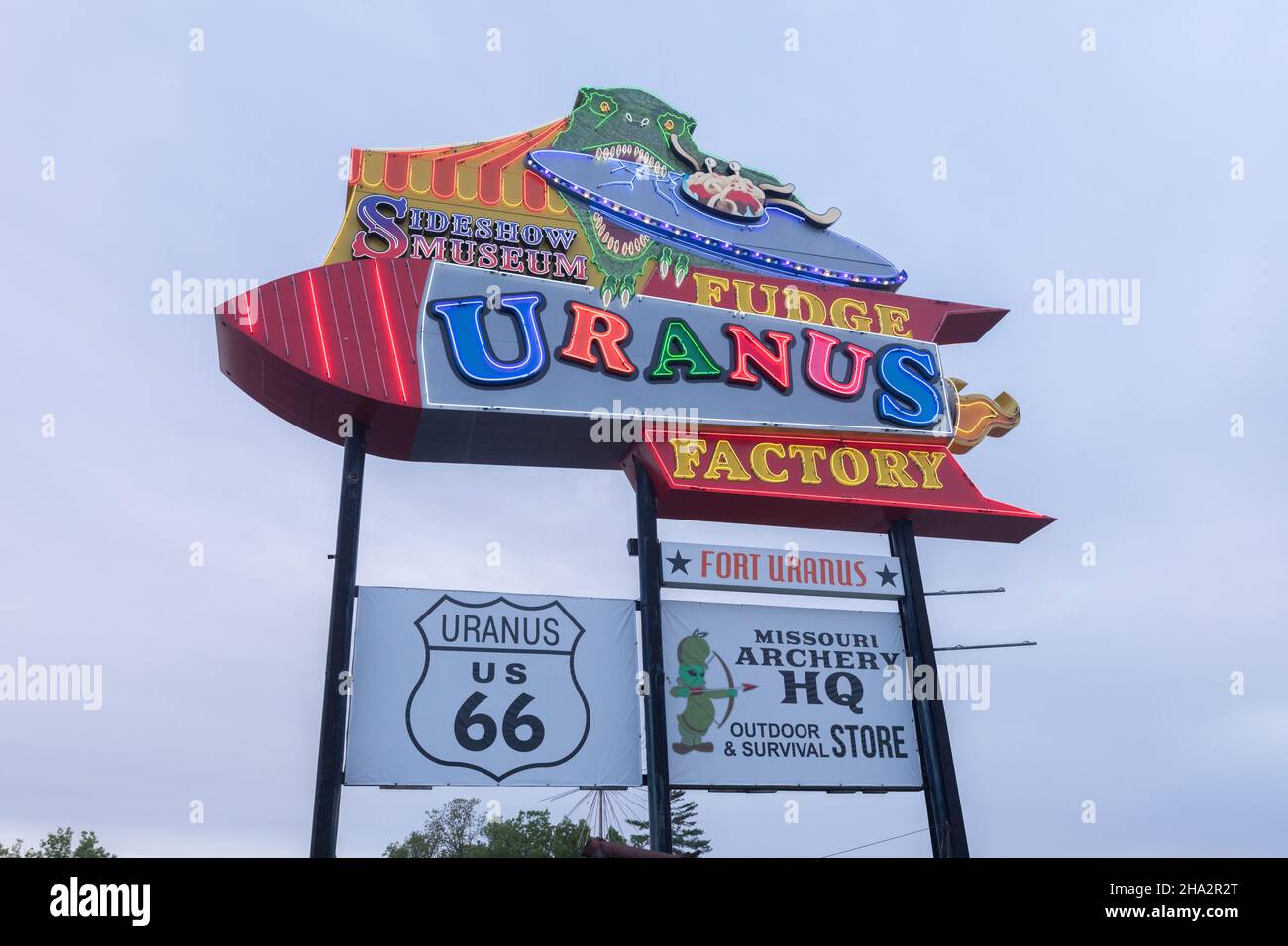 St Robert, Missouri, Missouri, Etats-Unis sur la route 66, panneau au néon de l'usine Uranus Fudge et du magasin général. Banque D'Images