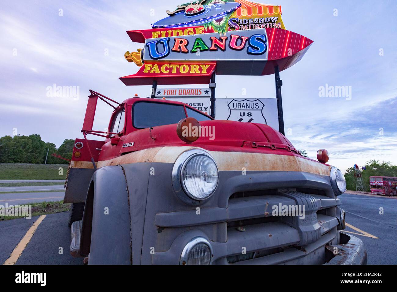 St Robert, Missouri, Missouri, Etats-Unis sur la route 66, panneau au néon de l'usine Uranus Fudge et du magasin général. Banque D'Images