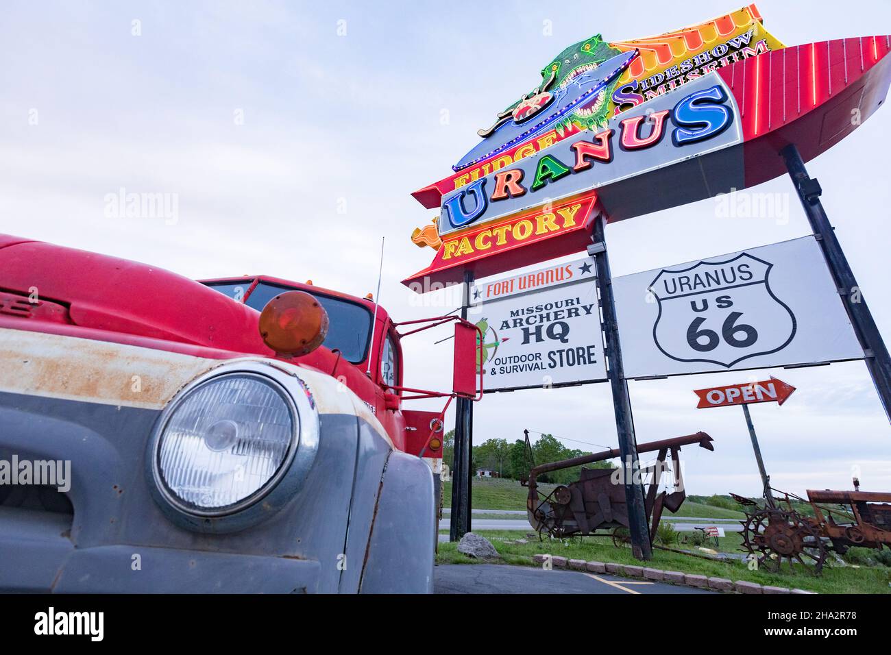 St Robert, Missouri, Missouri, Etats-Unis sur la route 66, panneau au néon de l'usine Uranus Fudge et du magasin général. Banque D'Images