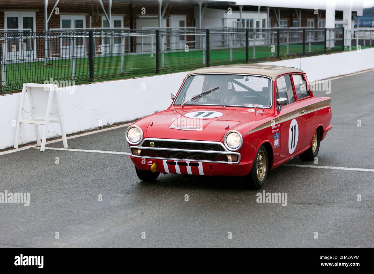 Le Rouge, 1965, Ford Lotus Cortina Mk1, de Henry Mann et Desmond Small, qualifiant, sous la pluie, pour le défi des voitures de tourisme des années soixante, Banque D'Images