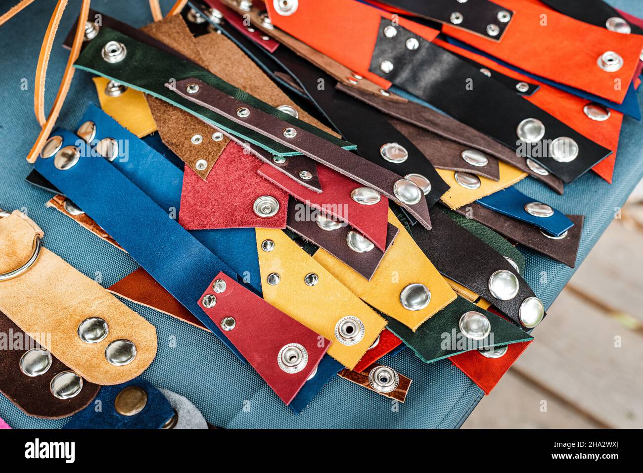Pièces de rechange en cuir pour la réparation de sacs et de vêtements avec  rivets et boutons.Ou bracelets fantaisie et bretelles Photo Stock - Alamy