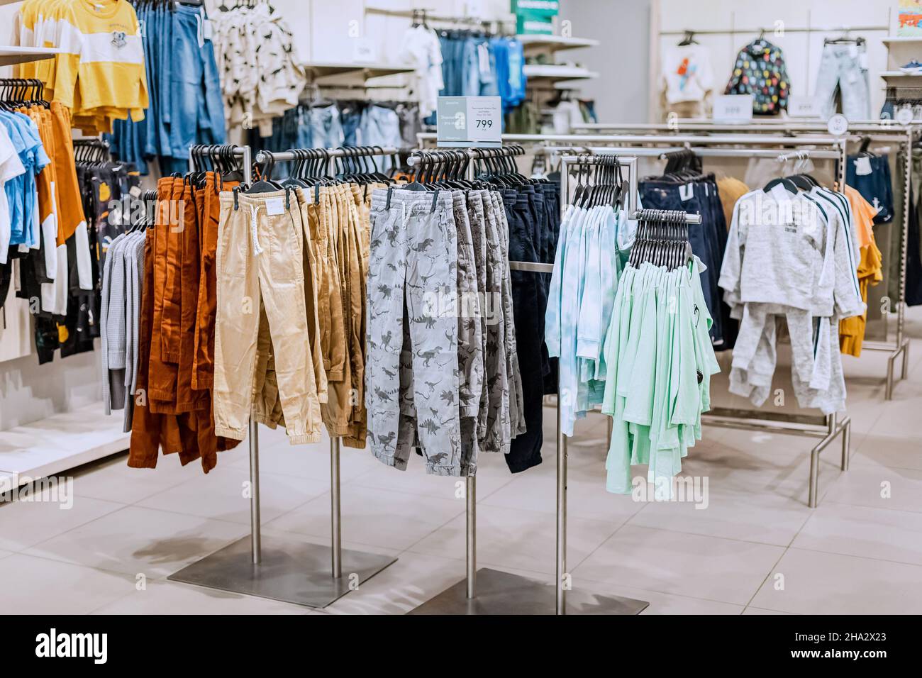 18 aout 2021 Ufa Russie rayon vetements pour enfants dans les magasins H et M Photo Stock Alamy