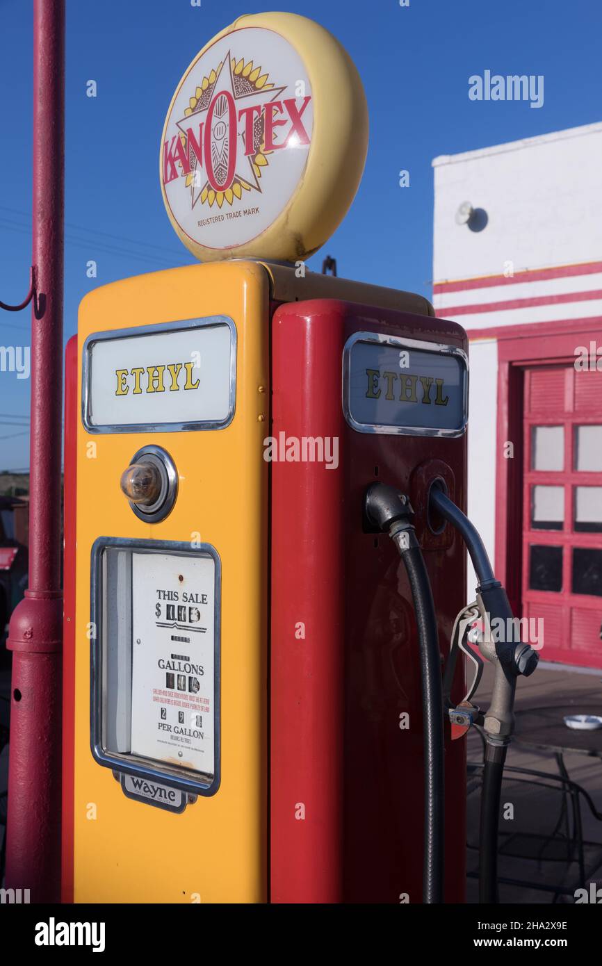 Galena, Kansas, KS, USA Cars on the route, une ancienne station-service Kanex rénovée avec pompes vintage, sert de boutique de cadeaux. Banque D'Images
