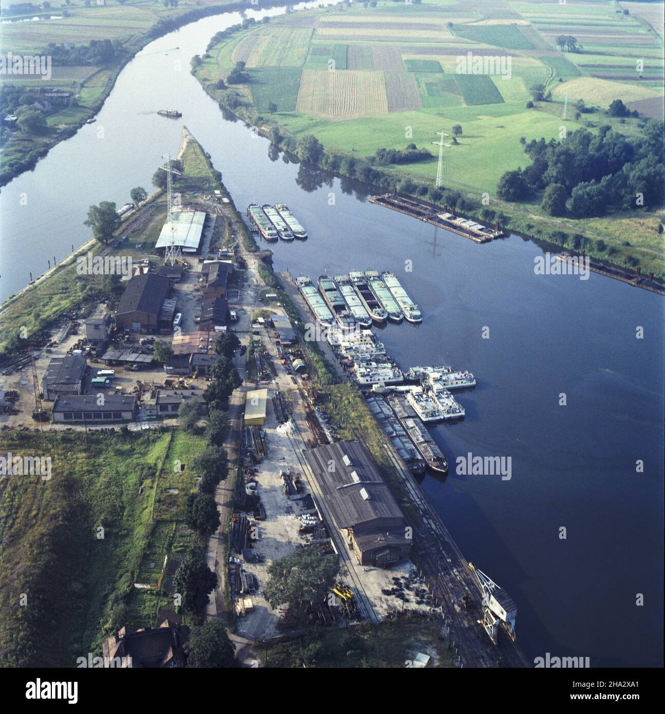 Kêdzierzyn-KoŸle 09,1980.Pocz¹tek Kana³u Gliwickiego na rzece Odra i port prze³adunkowy widziane z lotu paka. msa PAP/Lech Zielakowski Dok³adny dzieñ wydarzenia nieustalony.Kedzierzyn-Kozle, septembre 1980.Vue panoramique sur le canal de Gliwice sur la rivière Odra et sur un port de transbordement. msa PAP/Lech Zielaskowski jour d'événement inconnu Banque D'Images