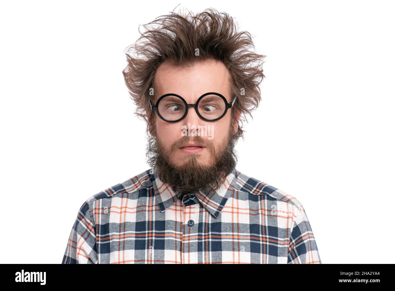 Fou Bearded Man avec drôles de cheveux dans les lunettes faisant grimace.Silly Guy en chemise à carreaux, isolée sur fond blanc.Notion d'émotions et de signes Banque D'Images