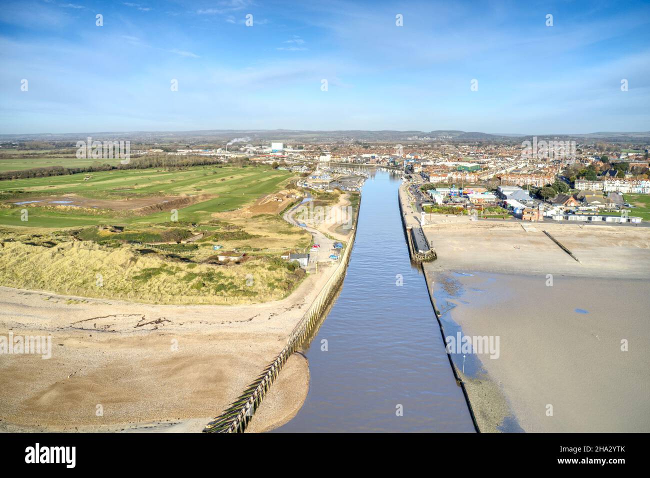 Station balnéaire de Littlehampton sur les rives de la rivière Arun, une destination populaire pour les vacanciers et pour le canotage dans West Sussex, vue aérienne. Banque D'Images