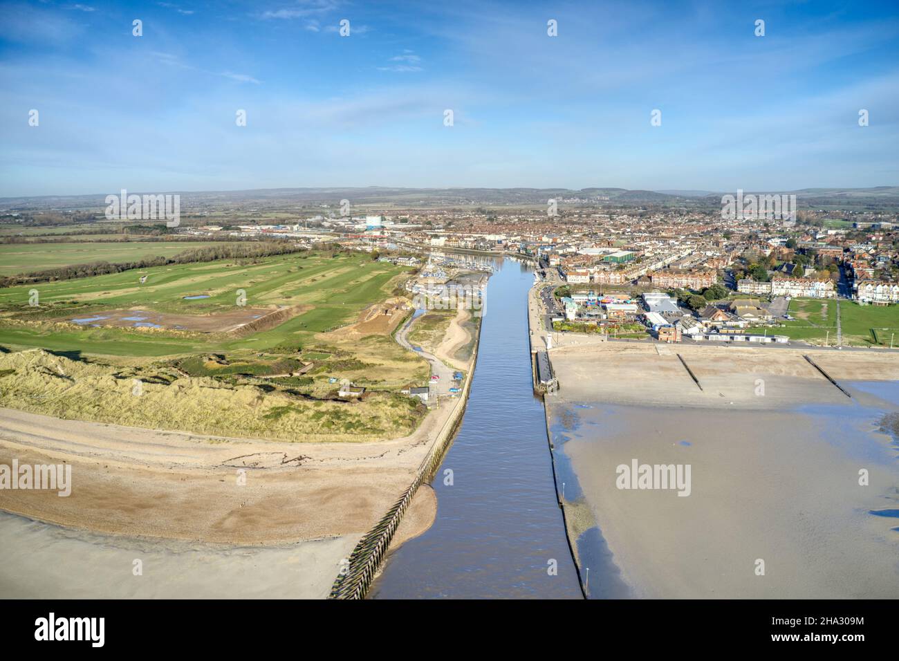 Station balnéaire de Littlehampton sur les rives de la rivière Arun, une destination populaire pour les vacanciers et pour le canotage dans West Sussex, vue aérienne. Banque D'Images