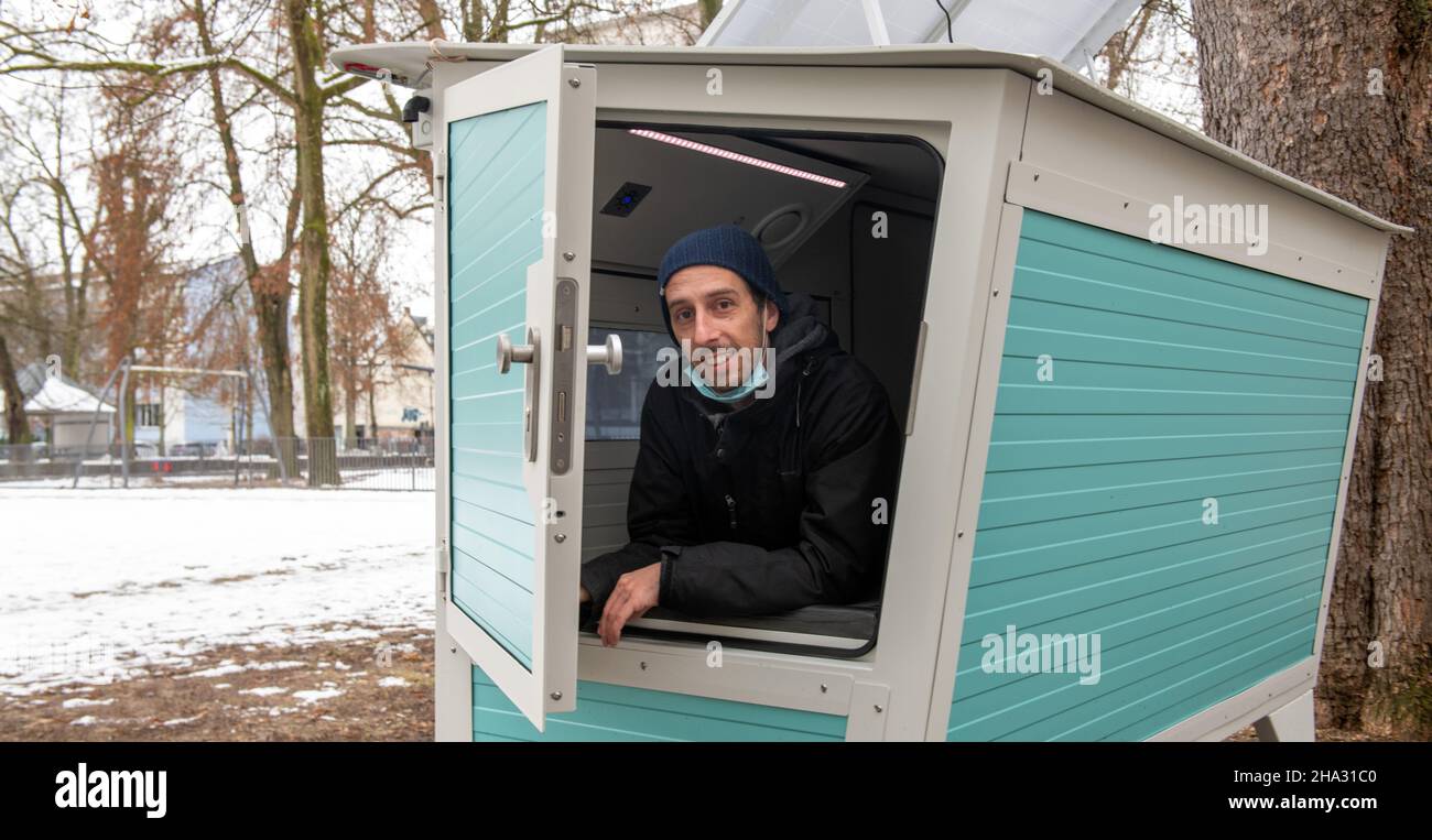 Ulm, Allemagne.10th décembre 2021.Le constructeur Florian Geiselhart regarde par un 'nid d'Ulm' sur Karlsplatz.Ces somnifères, qui peuvent être verrouillés de l'intérieur, servent de lieu de couchage protégé pour les sans-abri.Pendant les mois d'hiver, deux nids sont utilisés comme protection contre le froid.Credit: Stefan Puchner/dpa/Alay Live News Banque D'Images