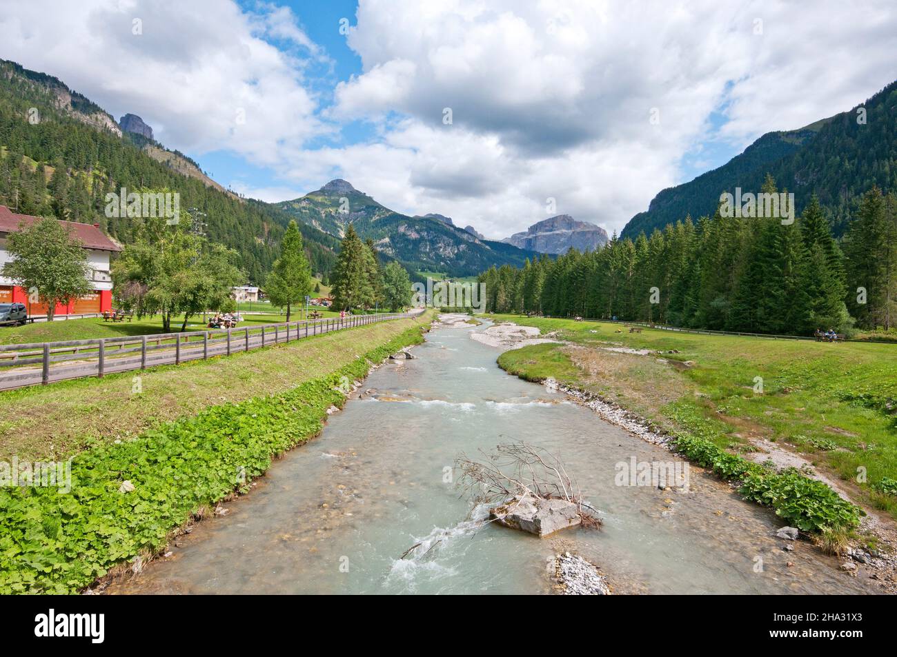 Rivière Avisio dans la vallée de Fassa, Trento, Trentin-Haut-Adige, Italie Banque D'Images