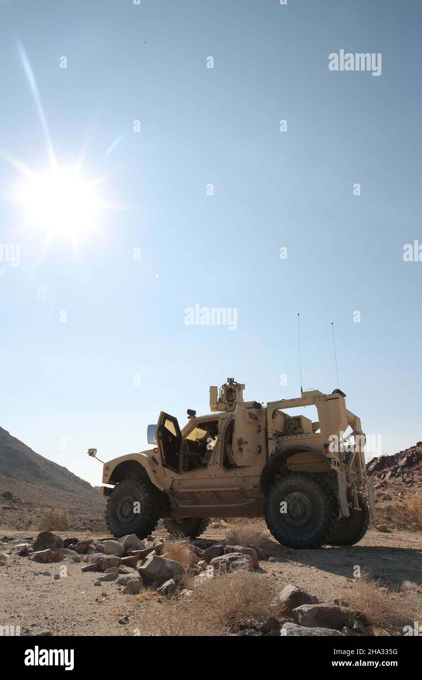 Le M-ATV de l’armée américaine affecté au 8th Escadron, 1st Calvary Regiment, 2nd Stryker Brigade combat Team, 2nd Infantry Division, est en poste tandis que des soldats effectuent le briefing de maintien lors de la rotation d’action décisive 21-09 au Centre national d’entraînement de fort Irwin, en Californie, le 23 août 2021.Les rotations d'action décisive au Centre national d'entraînement assurent que les équipes de combat de la Brigade de l'Armée demeurent polyvalentes, réactives et constamment disponibles pour les imprévus actuels et futurs.(É.-U.Photo de l'armée par la SPC.Rosio Najera, Groupe des opérations, Centre national de formation) Banque D'Images