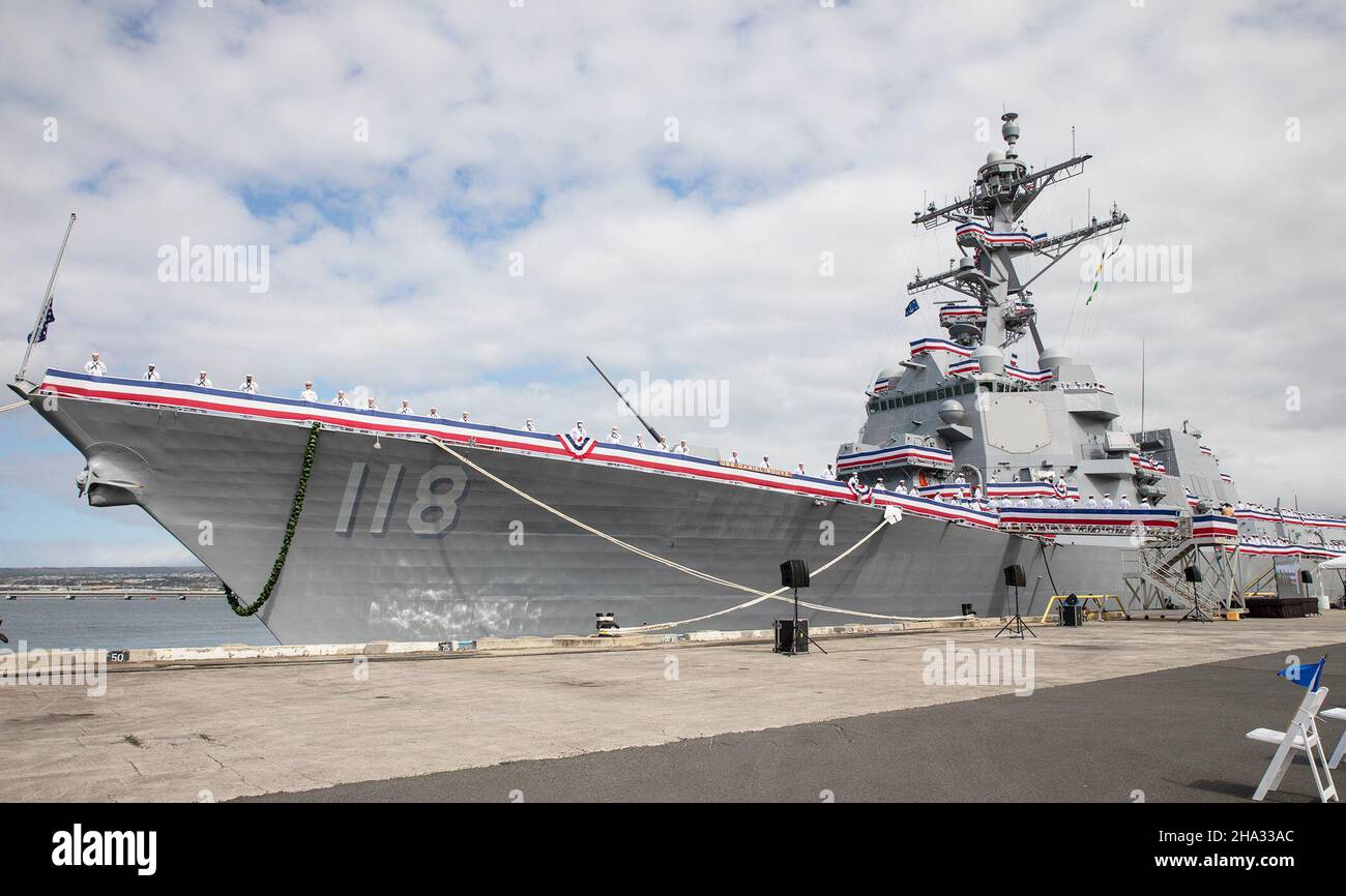 PEARL HARBOR, Hawaï (déc8, 2021) l'équipage du tout nouveau destroyer à missiles guidés de la Marine, l'USS Daniel Inouye (DDG 118), donne vie au navire lors de sa cérémonie de mise en service.Porté à la base conjointe Pearl Harbour-Hickam, le DDG 118 est le premier navire de guerre de la Marine américaine à honorer l'honorable Daniel K. Inouye, sénateur américain d'Hawaï qui a servi de 1962 à sa mort en 2012.Pendant la Seconde Guerre mondiale, Inouye a servi dans l’équipe de combat régimentaire de 442nd de l’armée américaine, l’une des unités militaires les plus décorées de l’histoire américaine.Pour son héroïsme au combat, qui lui a coûté son bras droit, Inouye a reçu le moi Banque D'Images