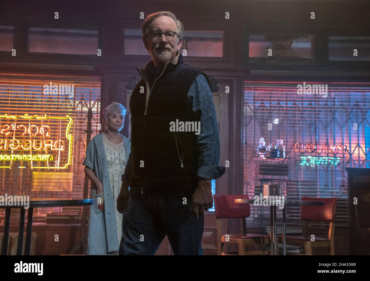 West Side Story année : 2021 Etats-Unis Directeur : Steven Spielberg Rita Moreno, Steven Spielberg photo de tournage Banque D'Images