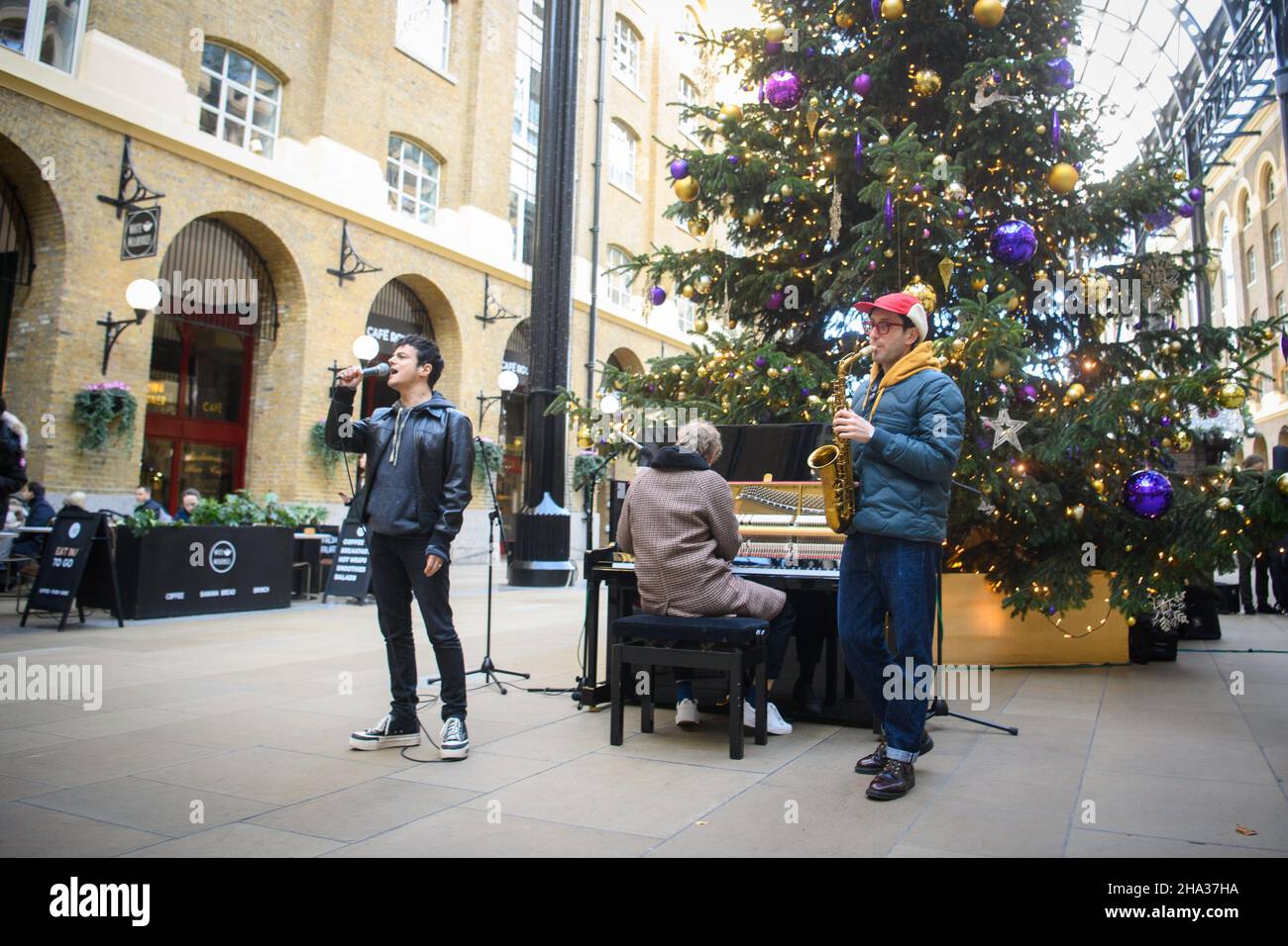 Londres, Royaume-Uni.10th décembre 2021.Jamie Cullum interprétant des chansons de Noël à Hay's Galleria à Londres, pour promouvoir son nouvel album, "The Pianoman at Christmas".Date de la photo: Vendredi 10 décembre 2021.Crédit photo devrait lire crédit: Matt Crossick/Alamy Live News Banque D'Images