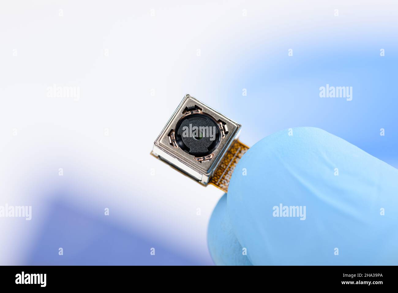 Module de caméra de téléphone cellulaire dans la main scientifique Banque D'Images