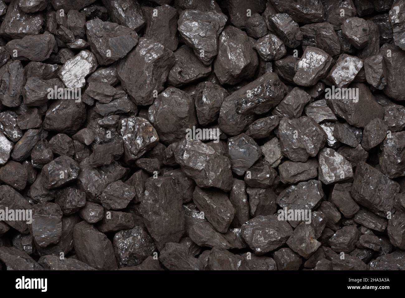 Vue du dessus de l'arrière-plan en pierre noire naturelle.Texture des grumeaux de charbon de combustibles fossiles. Banque D'Images