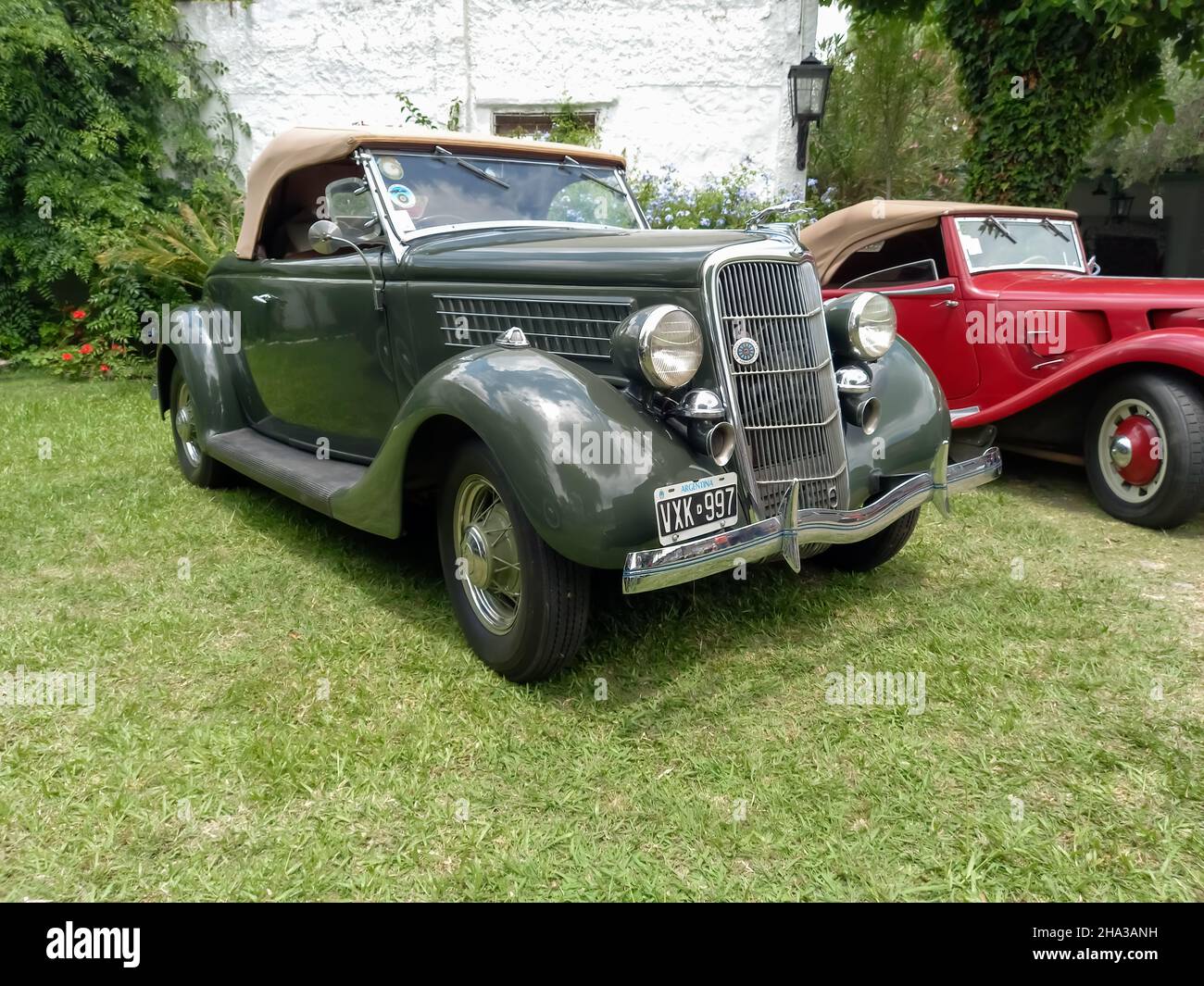 LOMAS DE ZAMORA - BUENOS AIRES, ARGENTINE - 05 décembre 2021: Vert vintage Ford modèle 48 V8 deux portes roadster 1935-1936 cabriolet.CADEAA 2021 classique Banque D'Images