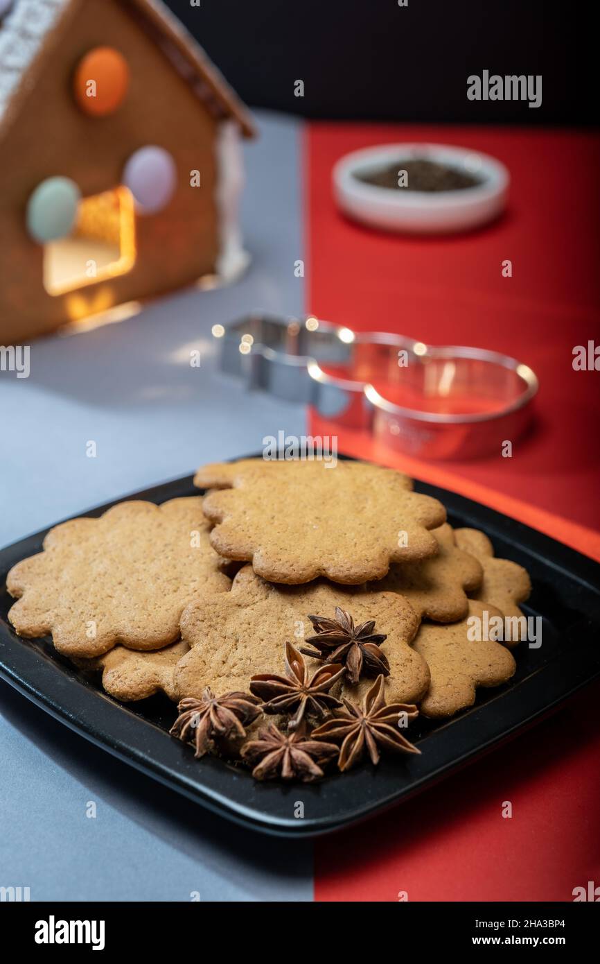Helsinki / Finlande - 9 DÉCEMBRE 2021 : une pile de biscuits maison au pain d'épice sur une assiette sur un fond festif. Banque D'Images