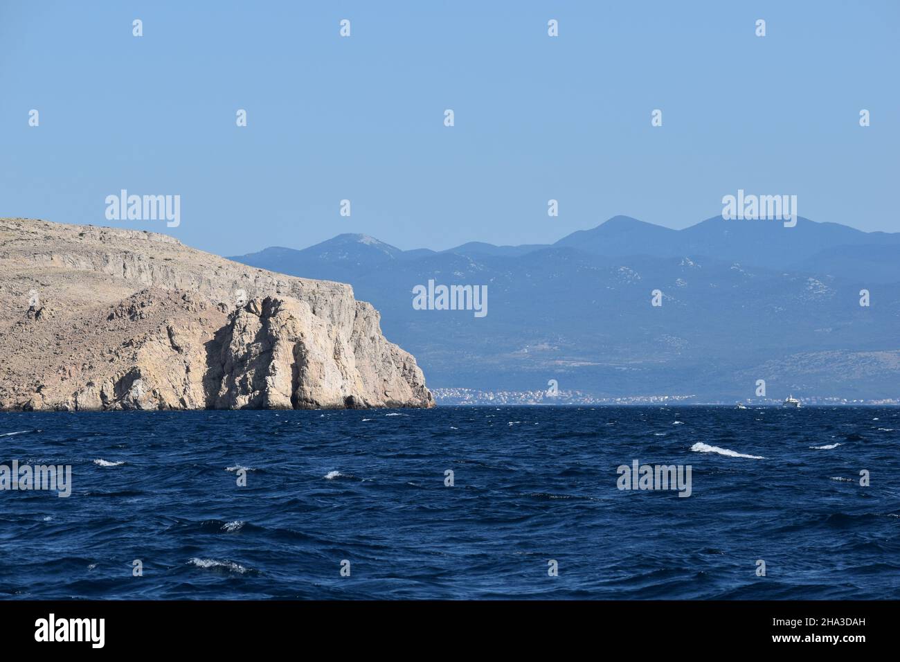 Navigation à travers l'île croate, Sveti Grgur, Prvic, Krk, mer adriatique,Croate, Europe Banque D'Images