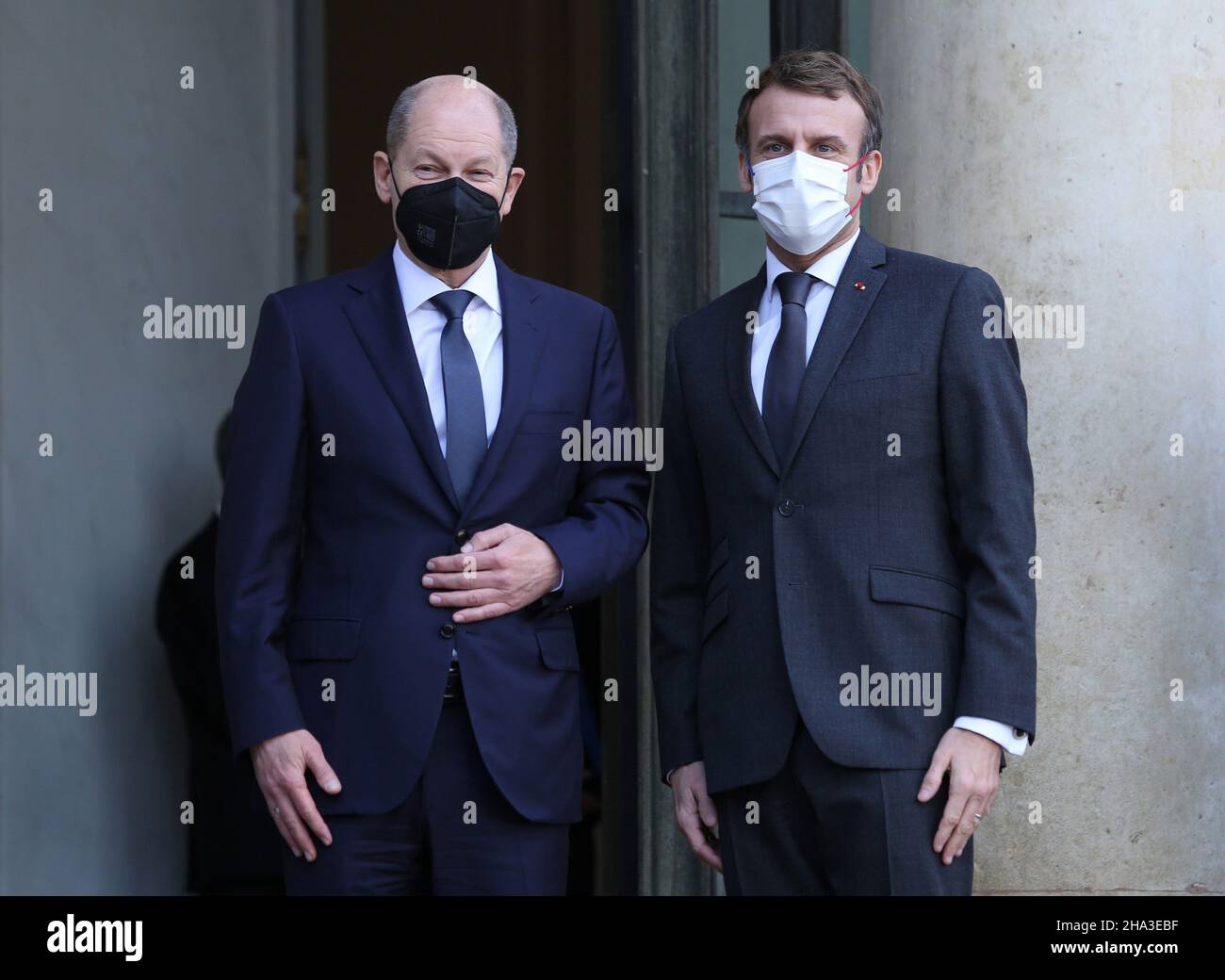 Paris, France.10th décembre 2021.Le président français Emmanuel Macron (L) salue le chancelier allemand OLAF Scholz lorsqu'il arrive au Palais de l'Elysée à Paris le vendredi 10 décembre 2021.La visite à Paris vient de quelques jours seulement après que Scholz ait officiellement pris le rôle de son prédécesseur Angela Merkel.Les deux dirigeants devraient discuter des relations franco-allemandes ainsi que de la prochaine présidence française de l'UE.Photo de David Silpa/UPI crédit: UPI/Alay Live News Banque D'Images