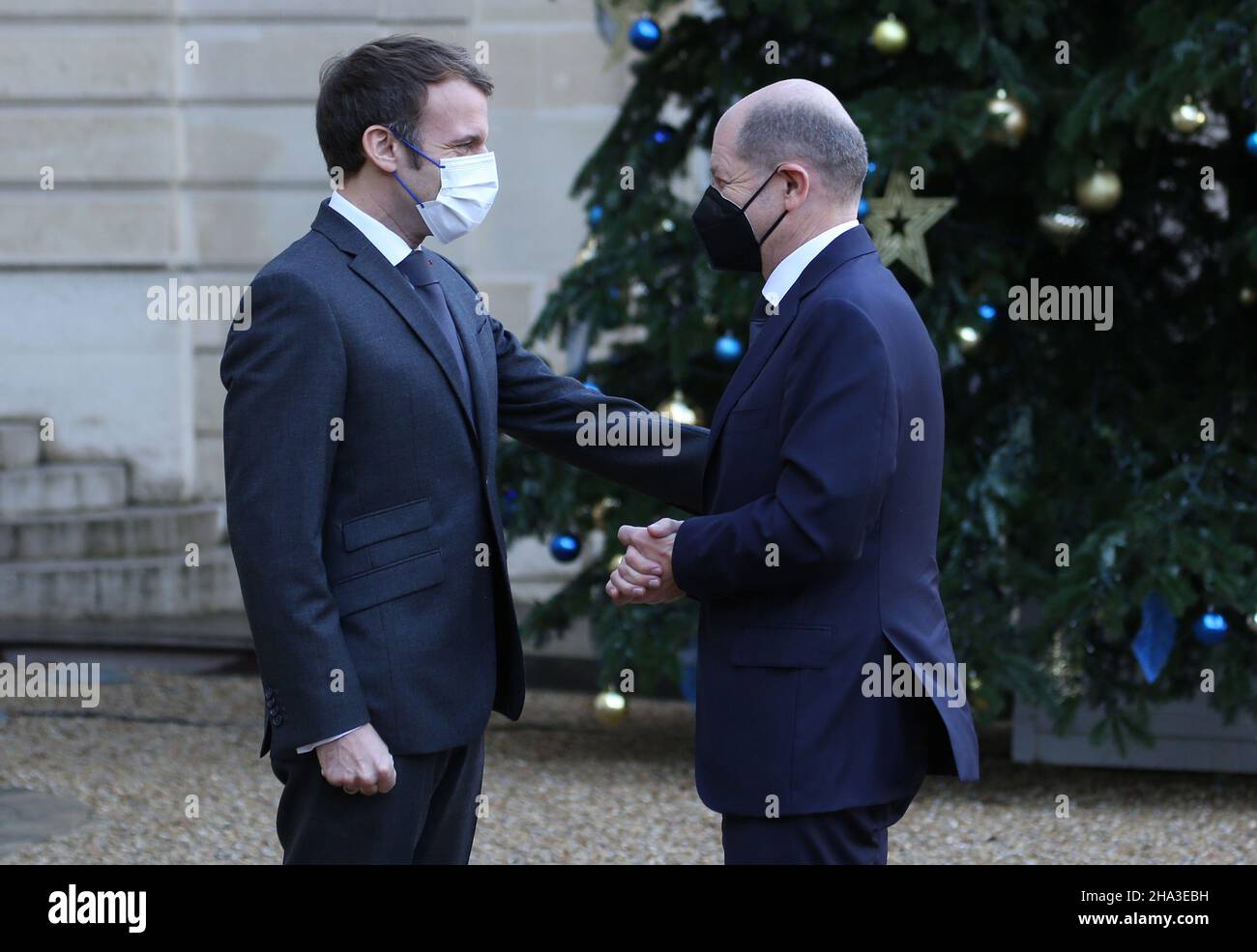 Paris, France.10th décembre 2021.Le président français Emmanuel Macron (L) salue le chancelier allemand OLAF Scholz lorsqu'il arrive au Palais de l'Elysée à Paris le vendredi 10 décembre 2021.La visite à Paris vient de quelques jours seulement après que Scholz ait officiellement pris le rôle de son prédécesseur Angela Merkel.Les deux dirigeants devraient discuter des relations franco-allemandes ainsi que de la prochaine présidence française de l'UE.Photo de David Silpa/UPI crédit: UPI/Alay Live News Banque D'Images