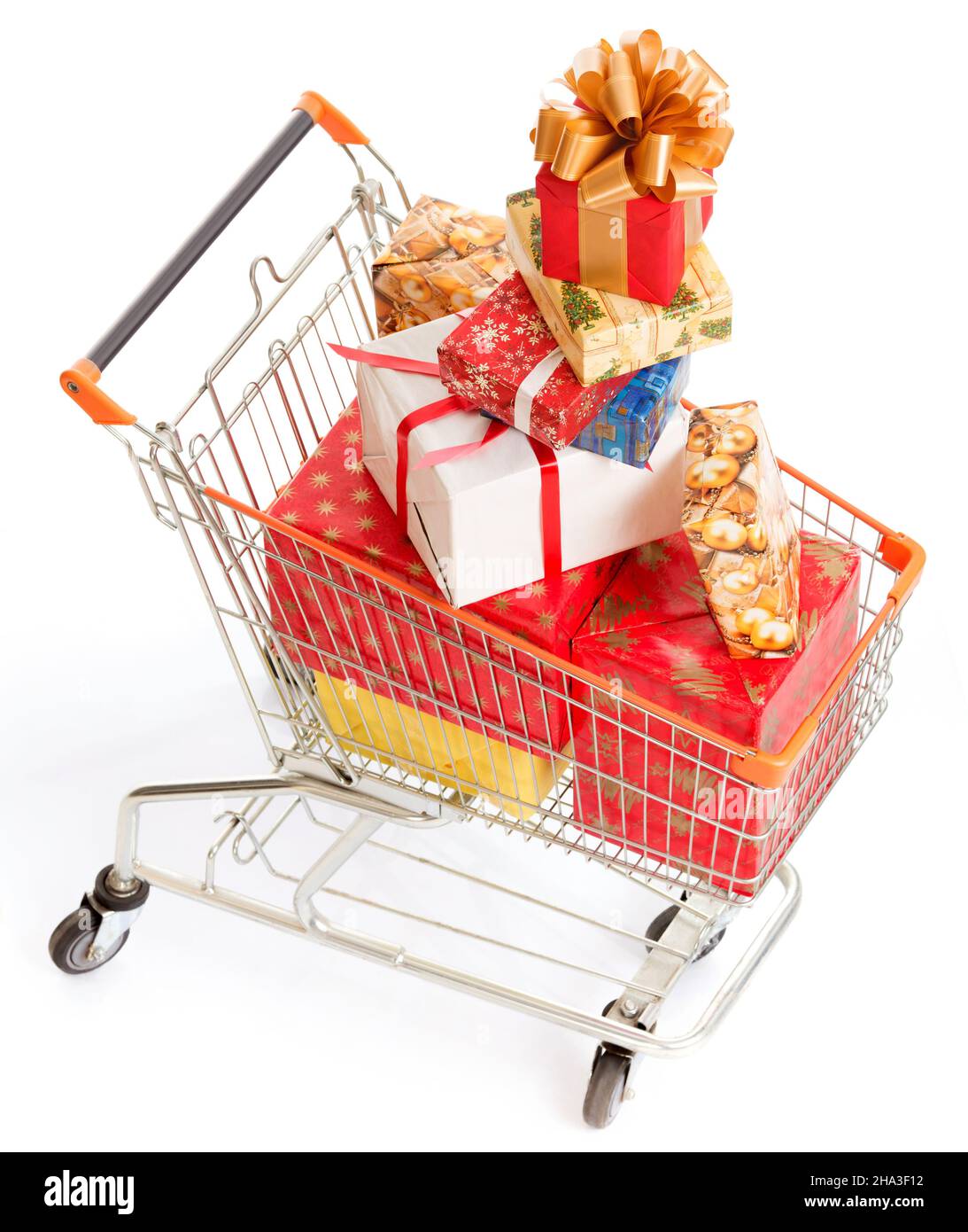 Le panier est plein de boîtes-cadeaux de Noël de différentes tailles, couleurs et formes.Grande pile de cadeaux de Noël dans le panier.Gros plan.Arrière-plan blanc.Photo de haute qualité Banque D'Images