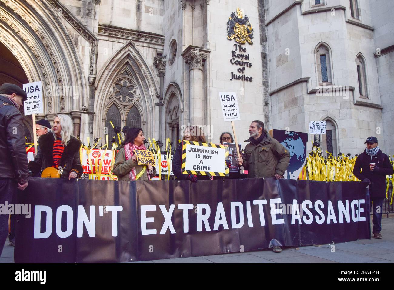 Londres, Royaume-Uni.10th décembre 2021.Les manifestants se sont rassemblés devant les cours royales de justice pour soutenir Julian Assange, alors que le gouvernement américain gagne son appel contre la décision de ne pas extrader le fondateur de WikiLeaks.Credit: Vuk Valcic/Alamy Live News Banque D'Images