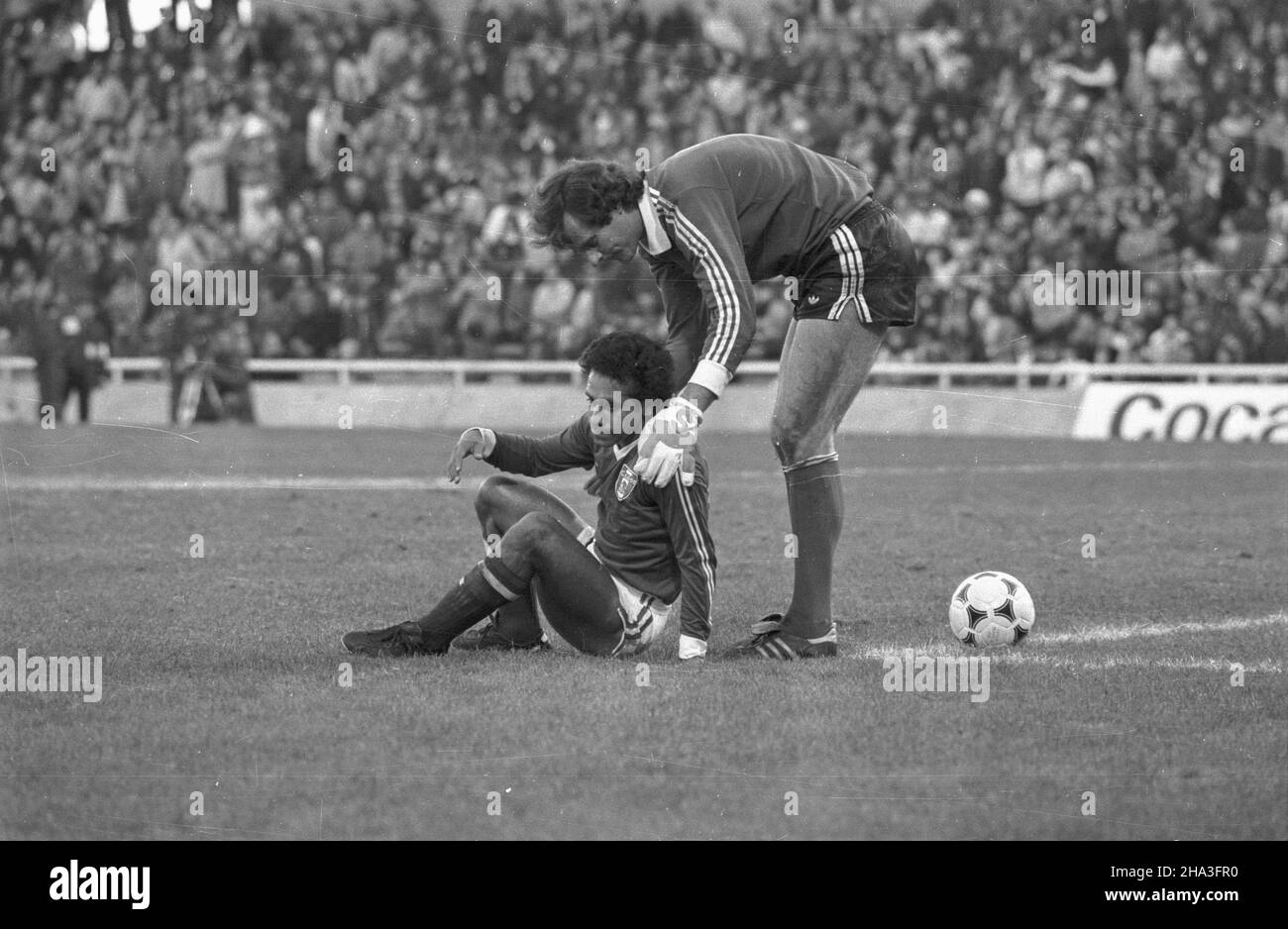 Argentyna Rosario 10.06.1978.XI Mistrzostwa Œwiata W Pi³ce No¿nej (1,06-25.06.1978 r.).Mecz Polska - Meksyk (3:1) na Estadio Gigante de Arroyito.OD lewej: Pomocnik (Meksyk) Cristobal Ortega, bramkarz Jan Tomaszewski. gr PAP/Zbigniew MatuszewskiRosario, Argentine, 10 juin 1978.Le gardien de but polonais Jan Tomaszewski (R) et le milieu de terrain mexicain Cristobal Ortega (L) lors du match de Pologne contre le Mexique lors de la coupe du monde de la FIFA 1978 à l'Estadio Gigante de Arroyito Stadium à Rosario.La Pologne a gagné 3:1.PAP/ZBIGNIEW MATUSZEWSKI Banque D'Images