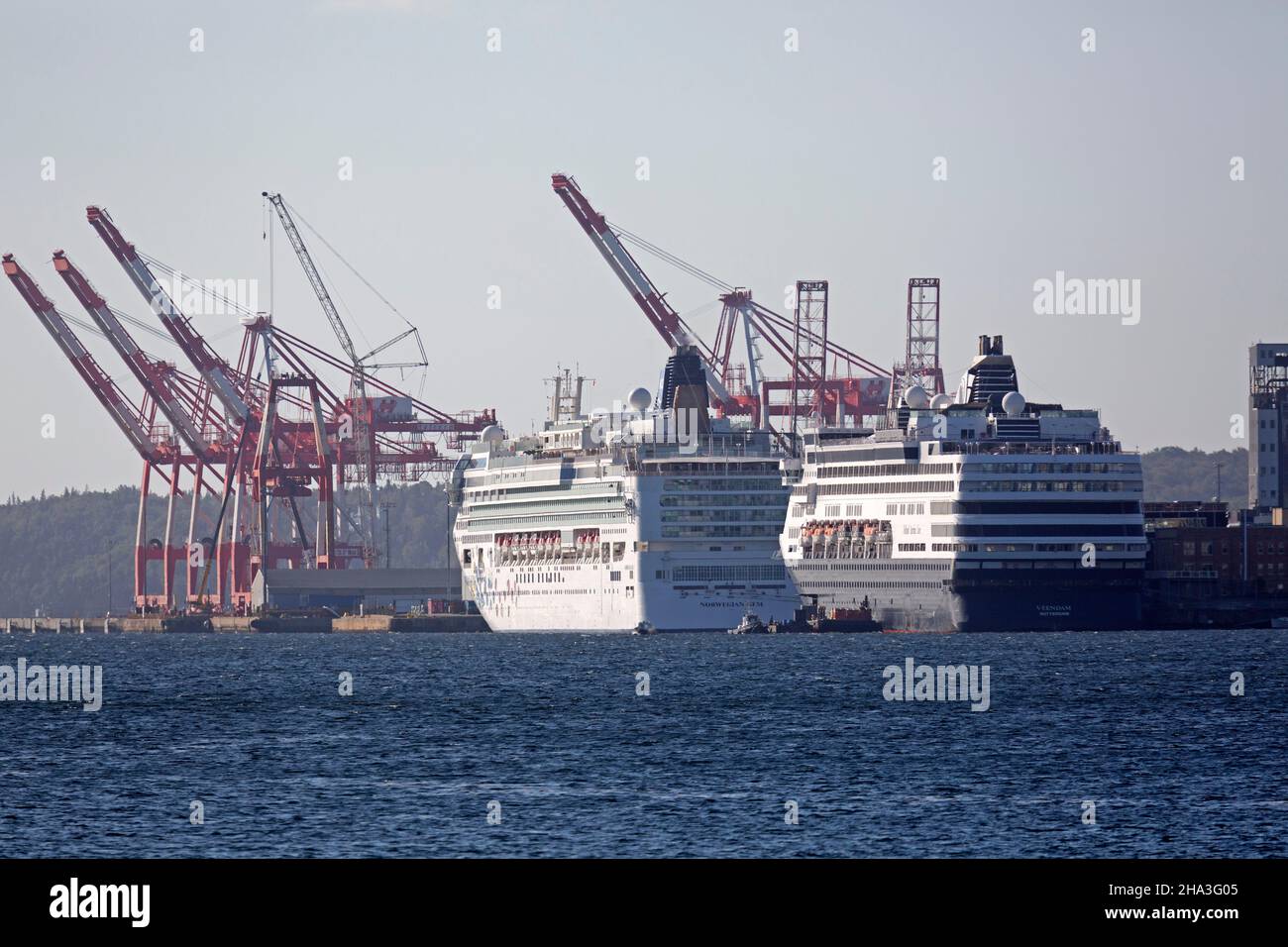 Navires amarrés au port de Halifax, en Nouvelle-Écosse, au Canada.Des grues se promènent sur le front de mer du port. Banque D'Images