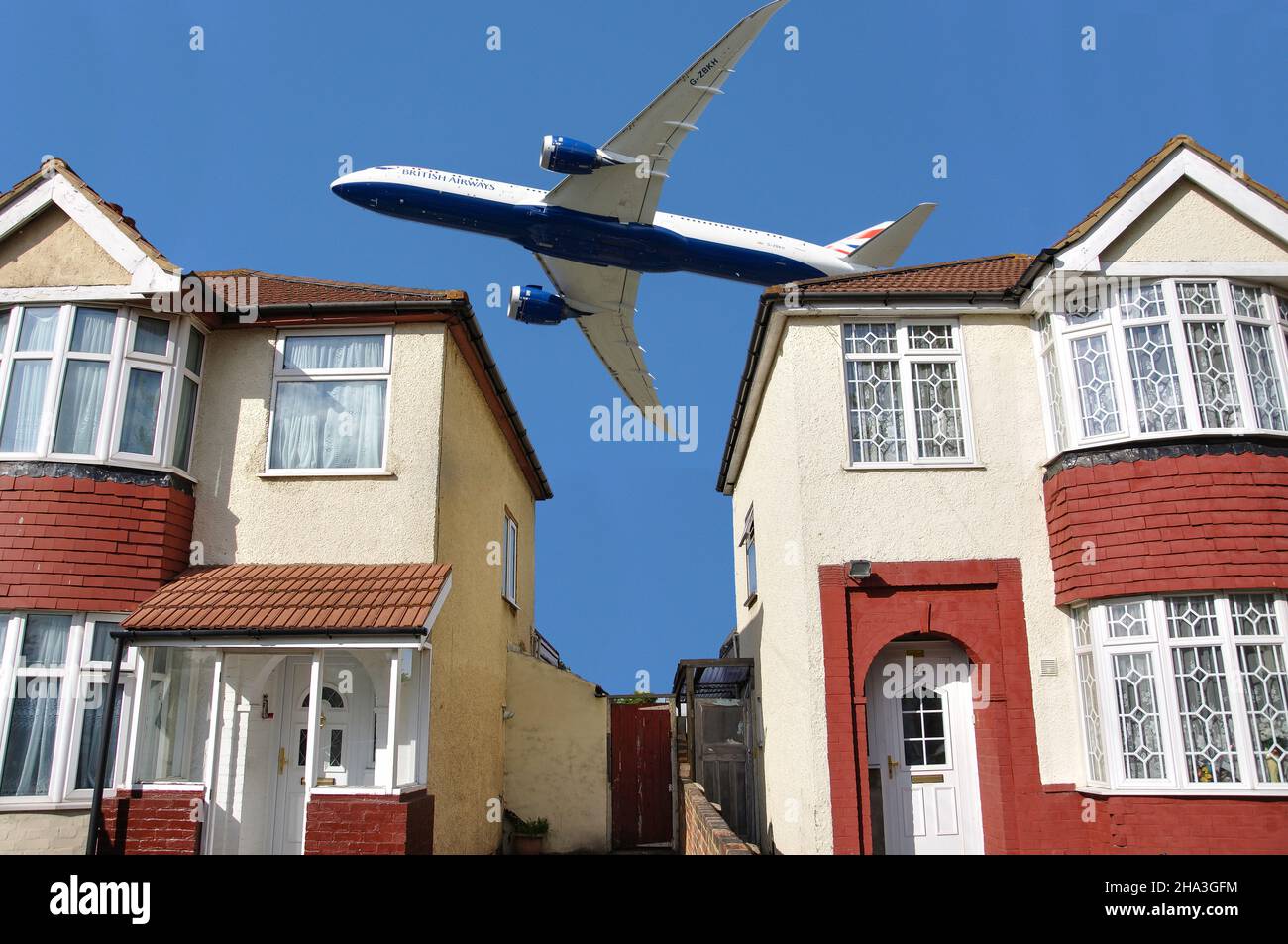 British Airways Boeing 787 Dreamliner qui prend le dessus de maisons, Myrtle Avenue, Feltham, Grand Londres, Angleterre,Royaume-Uni Banque D'Images