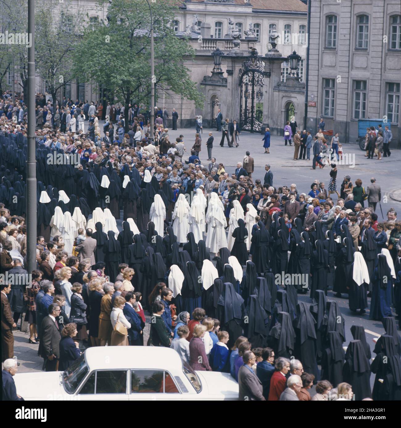 Varsovie 25.05.1978.Uroczystoœæ Najœwiêtszego Cia³a i Krwi Pañskiej - œwiêto Bo¿ego Cia³a.NZ. Siostry zakonne W procesji Bo¿ego Cia³a na ul.Krakowskie Przedmieœcie. mta PAP/Andrzej Kossobudzki Or³owskiVarsovie 28 mai 1964.Corpus Christi, le corps le plus Saint et le sang du Christ célébration.Photo : nonnes dans le corpus Christi procession à Krakowskie Przedmiescie Street. mta PAP/Andrzej Kossobudzki Orlowski Banque D'Images