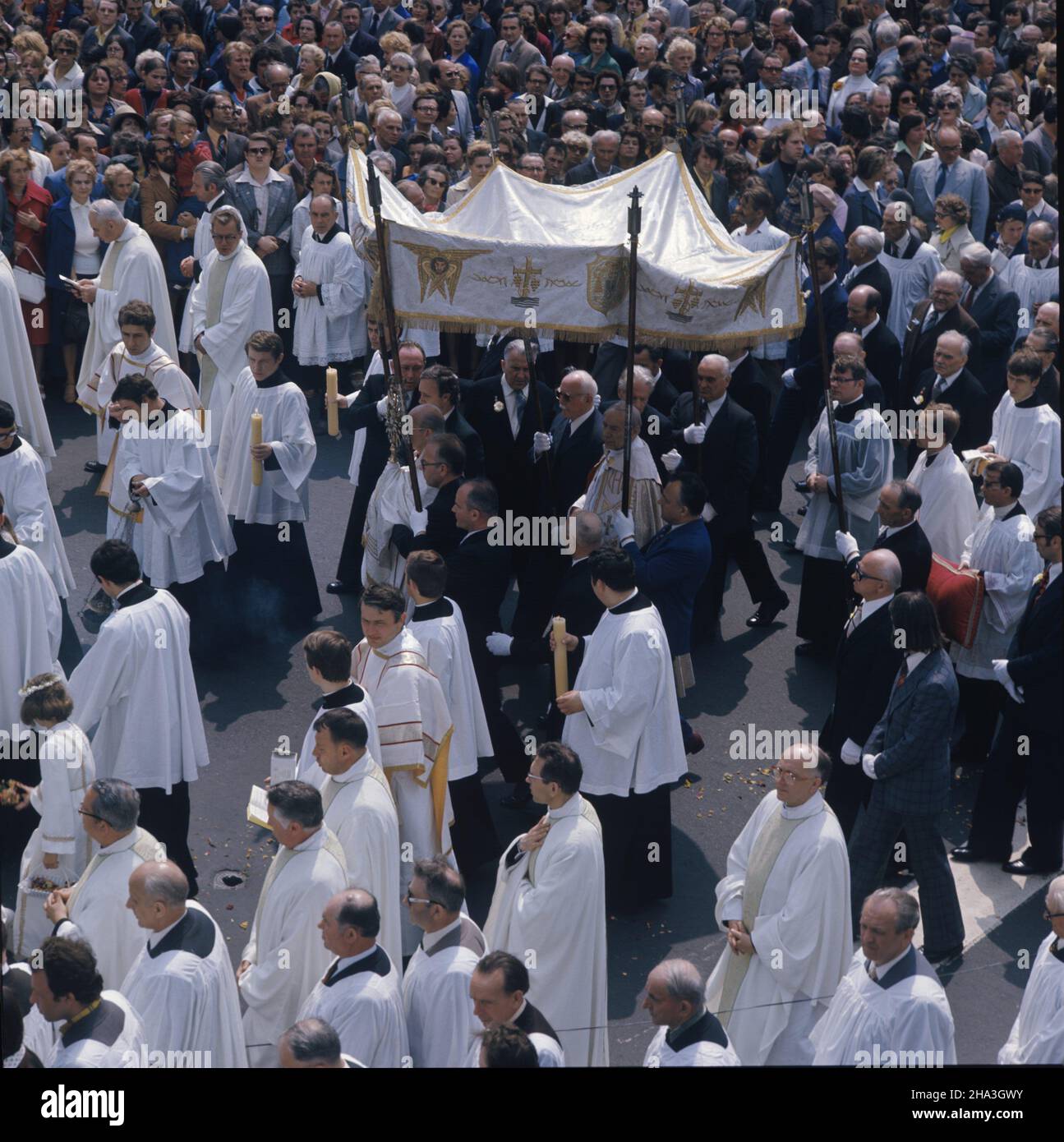 Varsovie 25.05.1978.Uroczystoœæ Najœwiêtszego Cia³a i Krwi Pañskiej - œwiêto Bo¿ego Cia³a.NZ. Procesja na ul.Krakowskie Przedmieœcie, monstrucjê z Najœwiêtszym Sakramentem niesie arcybiskup Waszyngtonu kardyna³ Willam Wakefield Baum, pods baldachimem centralnie prymas Polski kardyna³ Stefan Wyszyñski. mta PAP/Andrzej Kossobudzki Or³owskiVarsovie 28 mai 1964.Corpus Christi, le corps le plus Saint et le sang du Christ célébration.Photo : la procession à la rue Krakowskie Przedmiescie, la monstruance avec le Saint Sacrement est portée par l'archevêque de Washington William Wakefield Baum, Banque D'Images