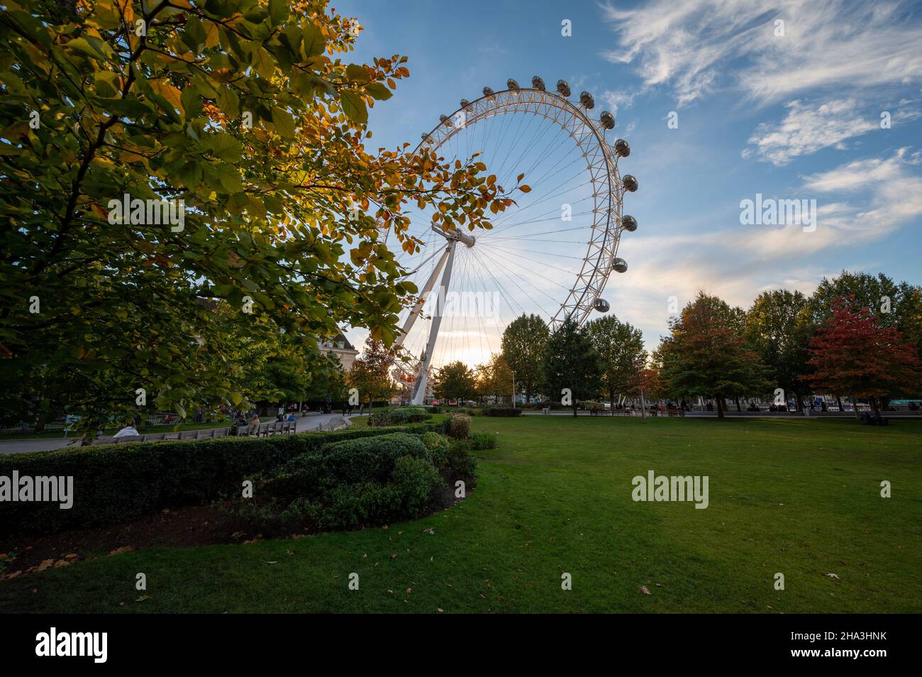 LONDRES - 2 NOVEMBRE 2021 : vue grand angle du London Eye sur Jubilee Park et Garden au coucher du soleil en soirée d'automne Banque D'Images