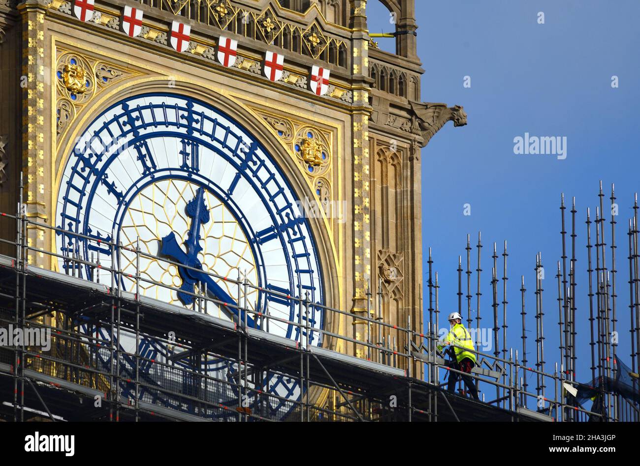 Londres, Royaume-Uni.10th décembre 2021.Les ouvriers passent devant la face d'horloge de Big Ben alors que l'échafaudage est progressivement retiré après les rénovations Banque D'Images