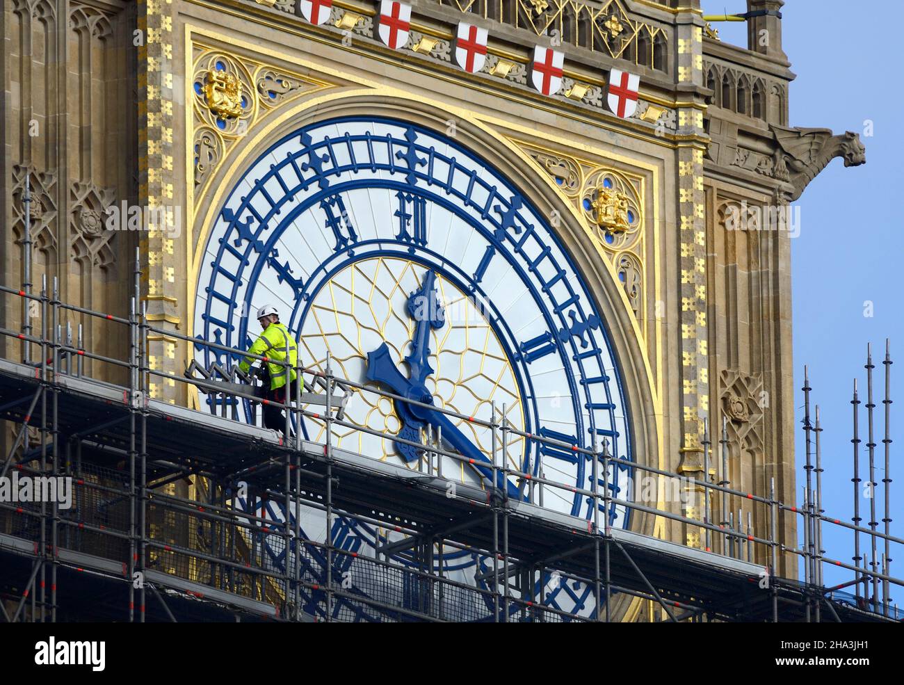 Londres, Royaume-Uni.10th décembre 2021.Les ouvriers passent devant la face d'horloge de Big Ben alors que l'échafaudage est progressivement retiré après les rénovations Banque D'Images