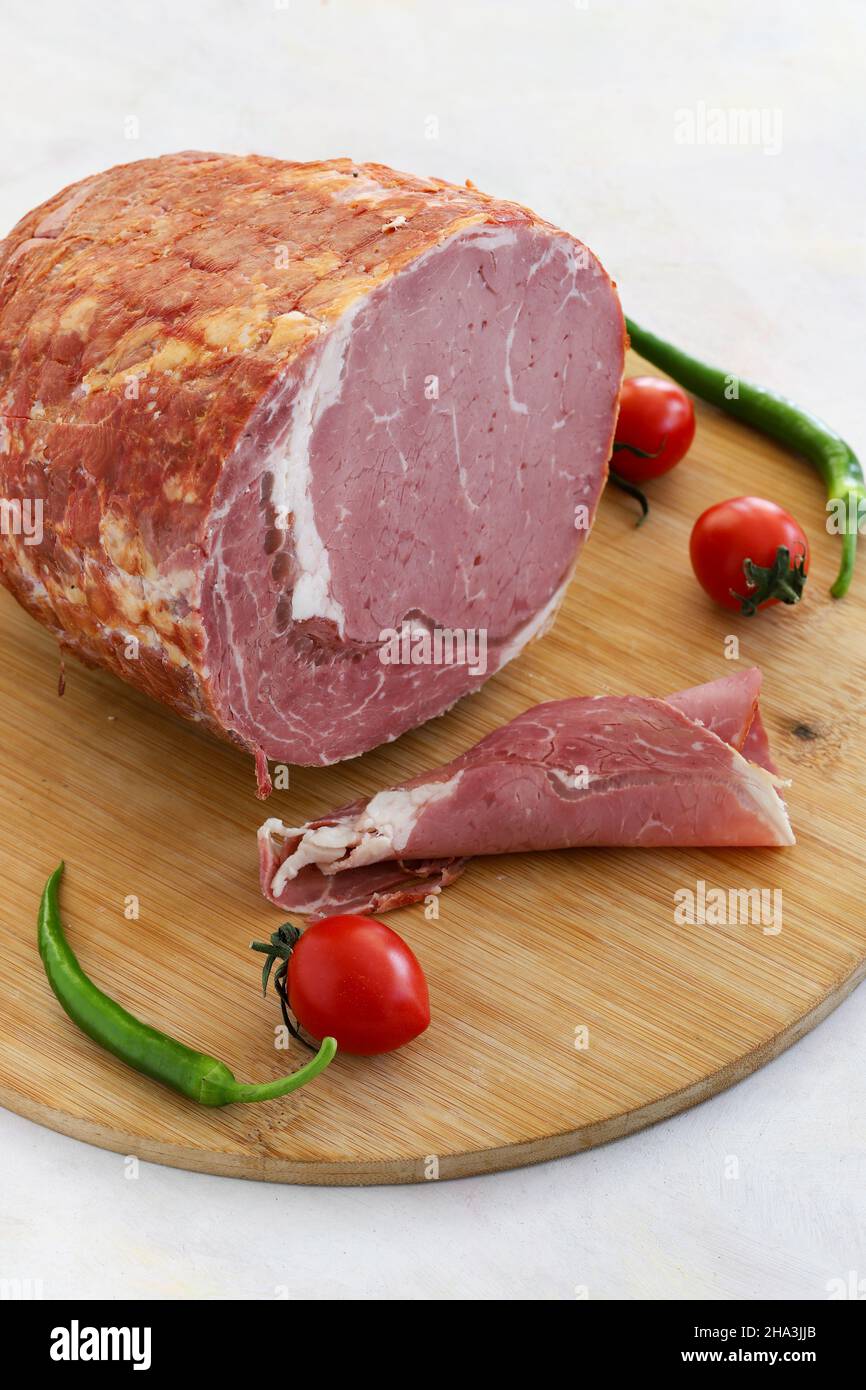 Entrecote de bœuf fumé sur fond blanc.Nom local füme antrikot Banque D'Images