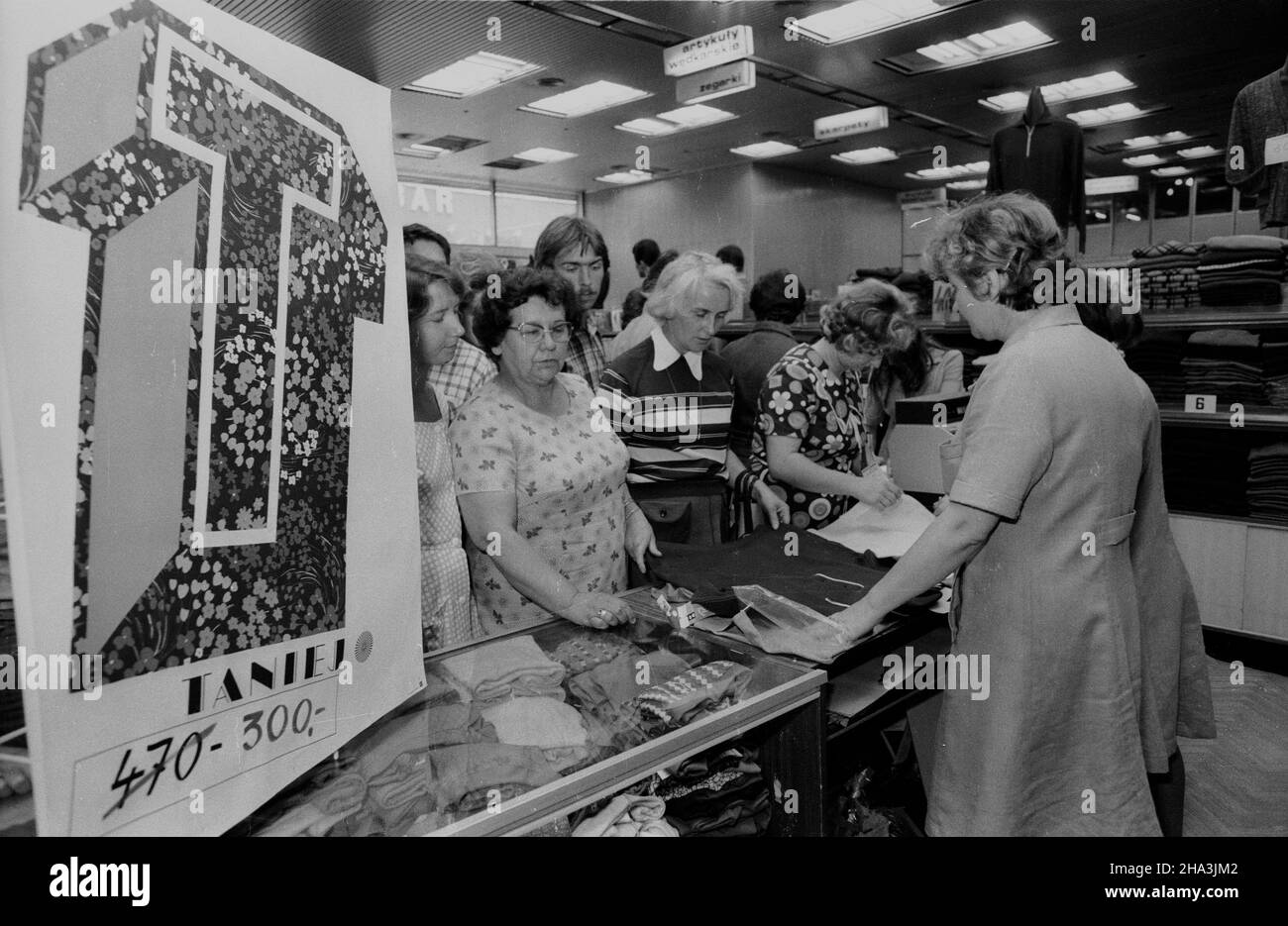 Varsovie, 1977-08-10.Obni¿ka cen W Domach Towarowych Centrum.NZ. Kolejka prisée stoiskiem z konfekcj¹. Ad PAP/Piotr WalczakVarsovie, le 10 août 1977.Réduction des prix dans les grands magasins Centrum.Photo : une file d'attente dans le rayon des vêtements. Ad PAP/Piotr Walczak Banque D'Images