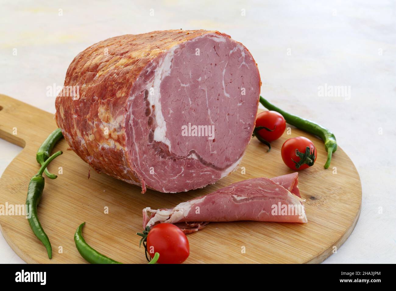 Entrecote de bœuf fumé sur fond blanc.Nom local füme antrikot Banque D'Images