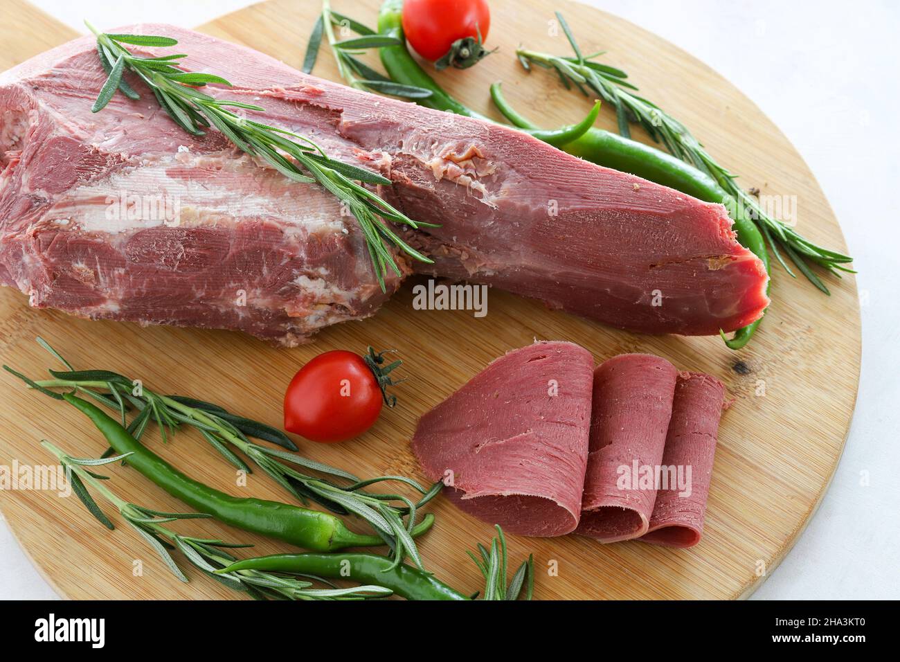 langue de bœuf fumée sur fond blanc.Nom local füme dana dili Banque D'Images